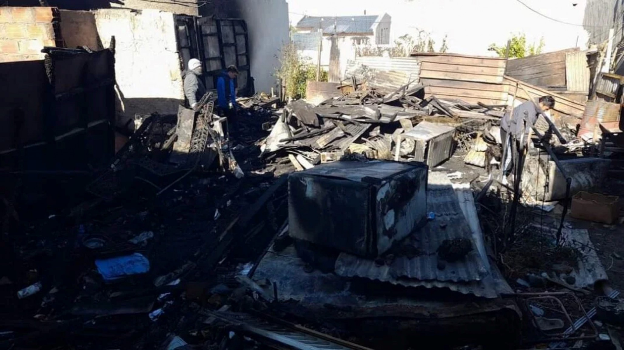 Una familia del barrio Pietrobelli que perdió sus pertenencias en un incendio pide donaciones