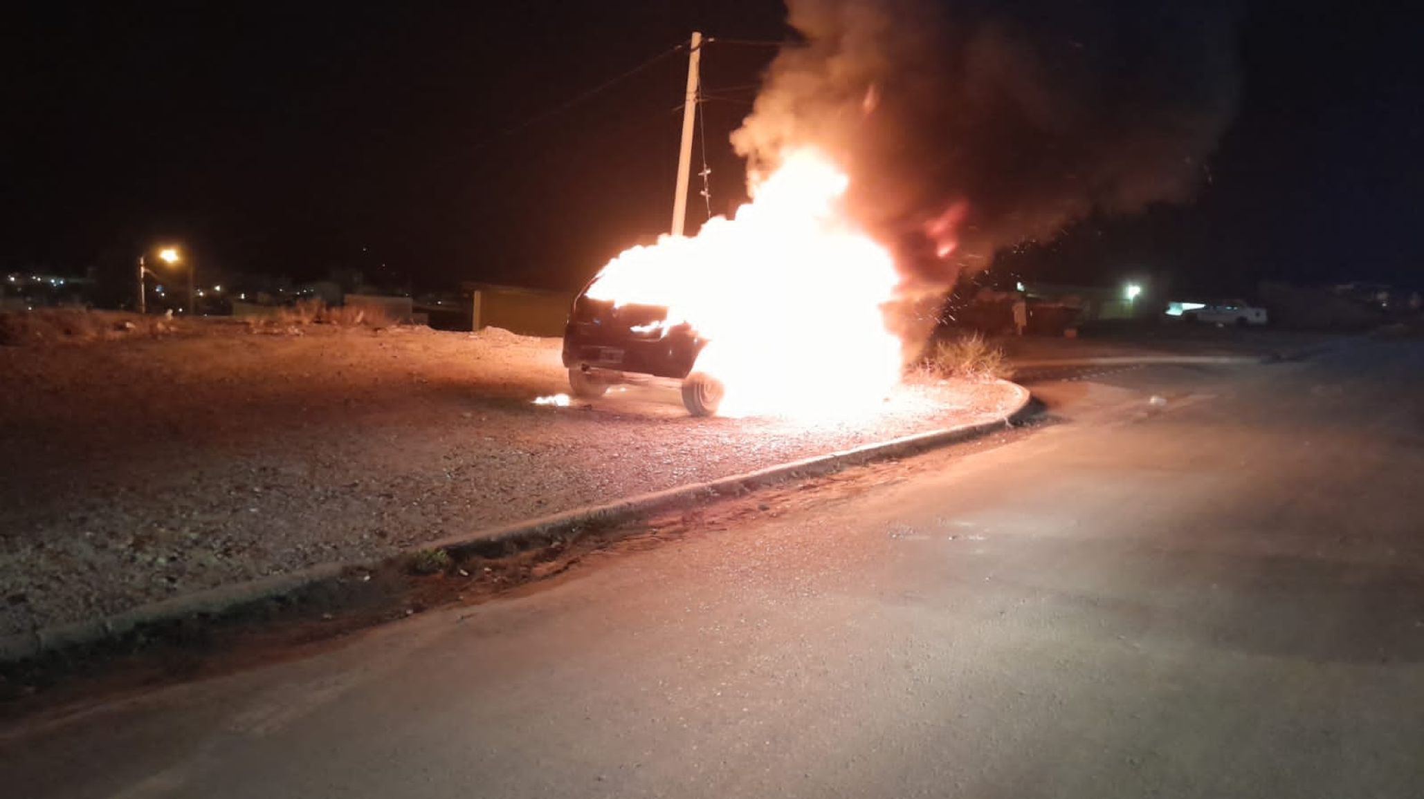 Se incendió un auto y los bomberos extinguieron el fuego: ¿Fue intencional?
