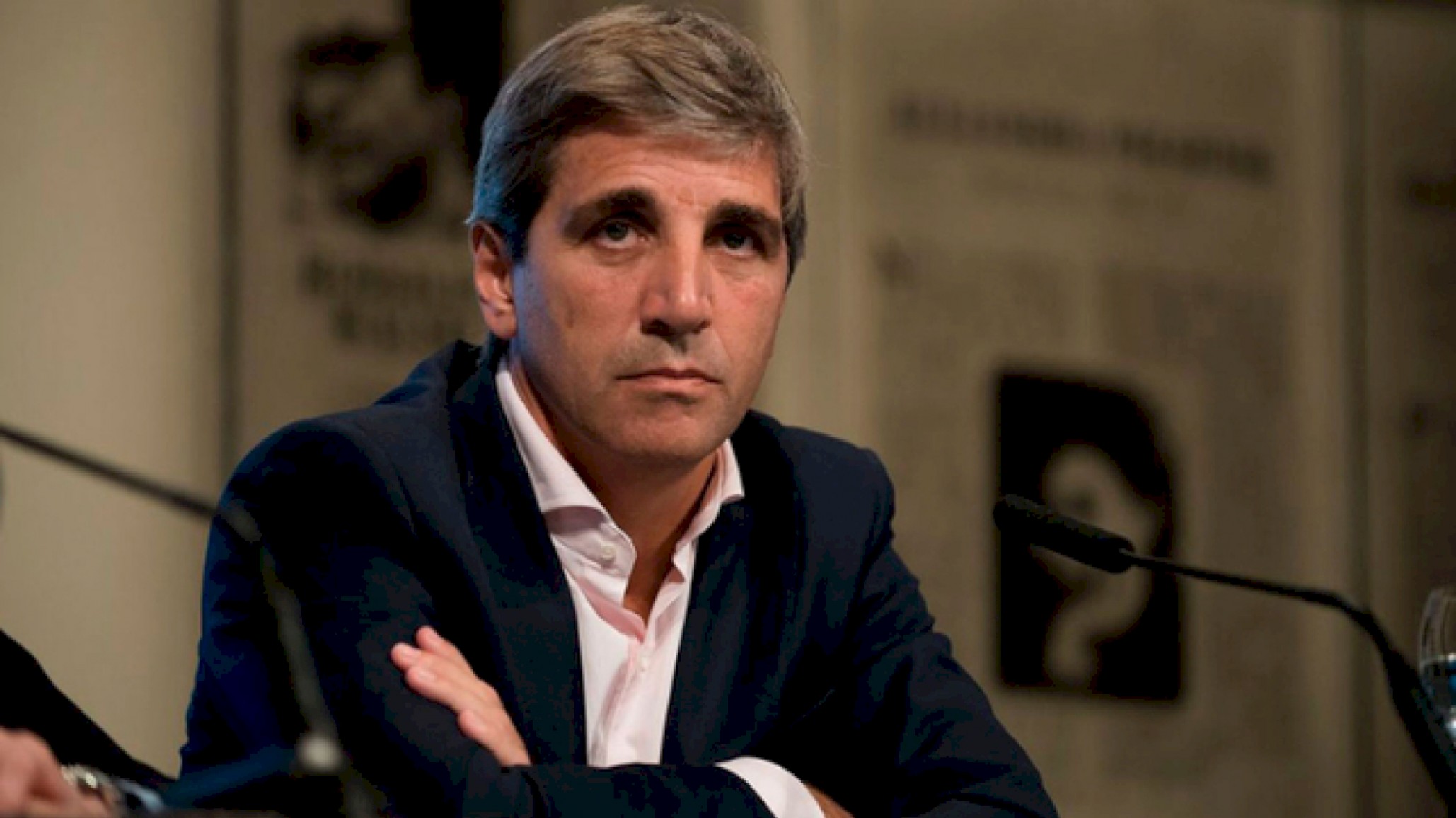 Escracharon a Luis Caputo en Estados Unidos: "disfrutando la plata que no es tuya"