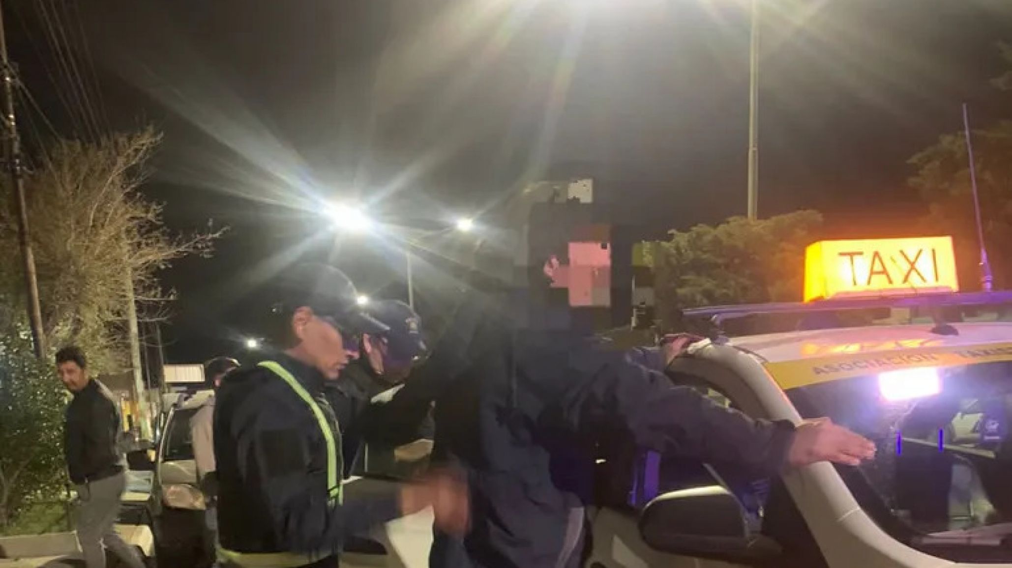 Se tomó un taxi y no quiso pagar: tenía pedido de captura por estafa