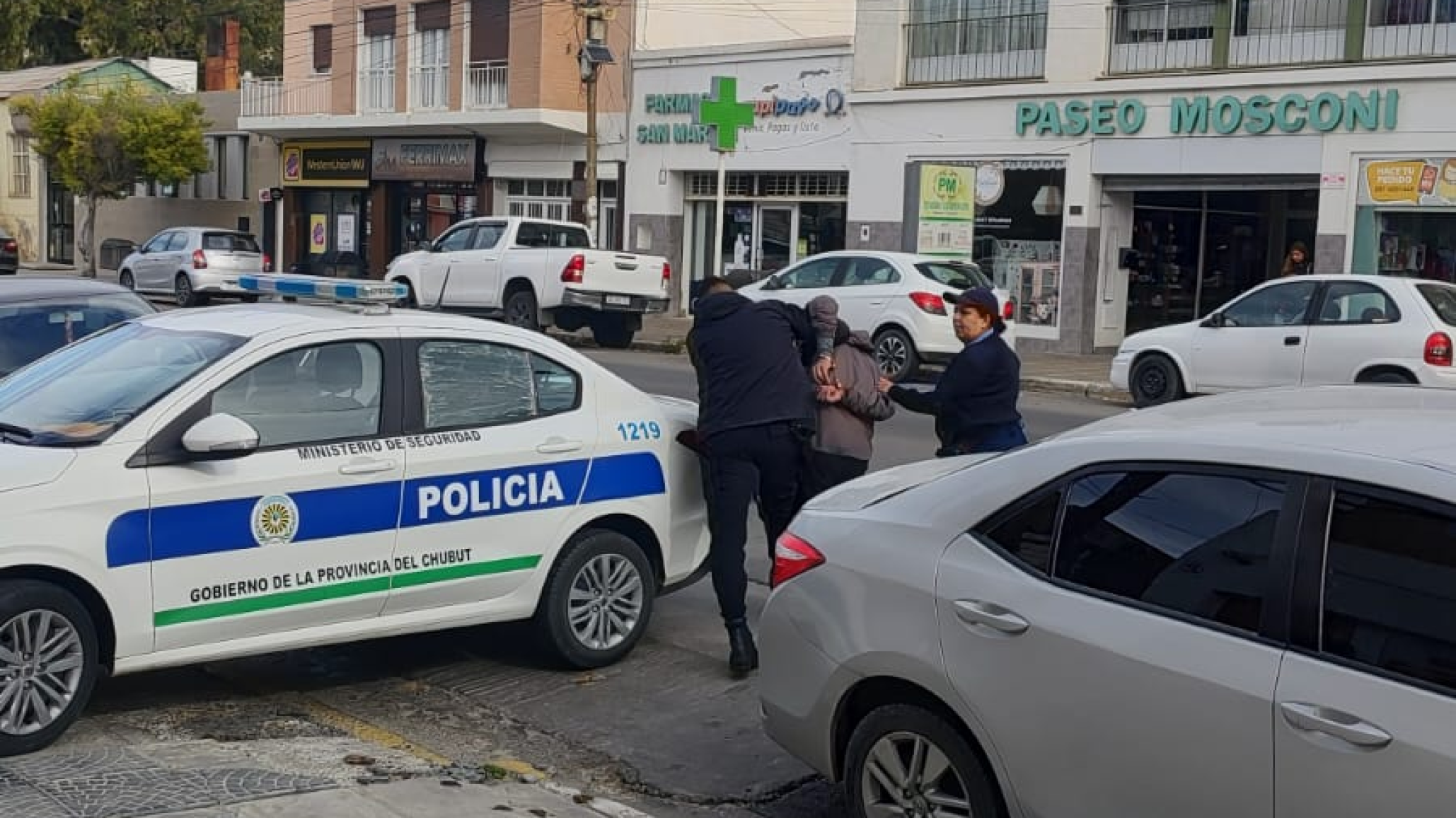 Robó dos perfumes de una reconocida farmacia de Km. 3