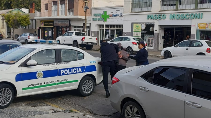 Robó dos perfumes de una reconocida farmacia de Km. 3