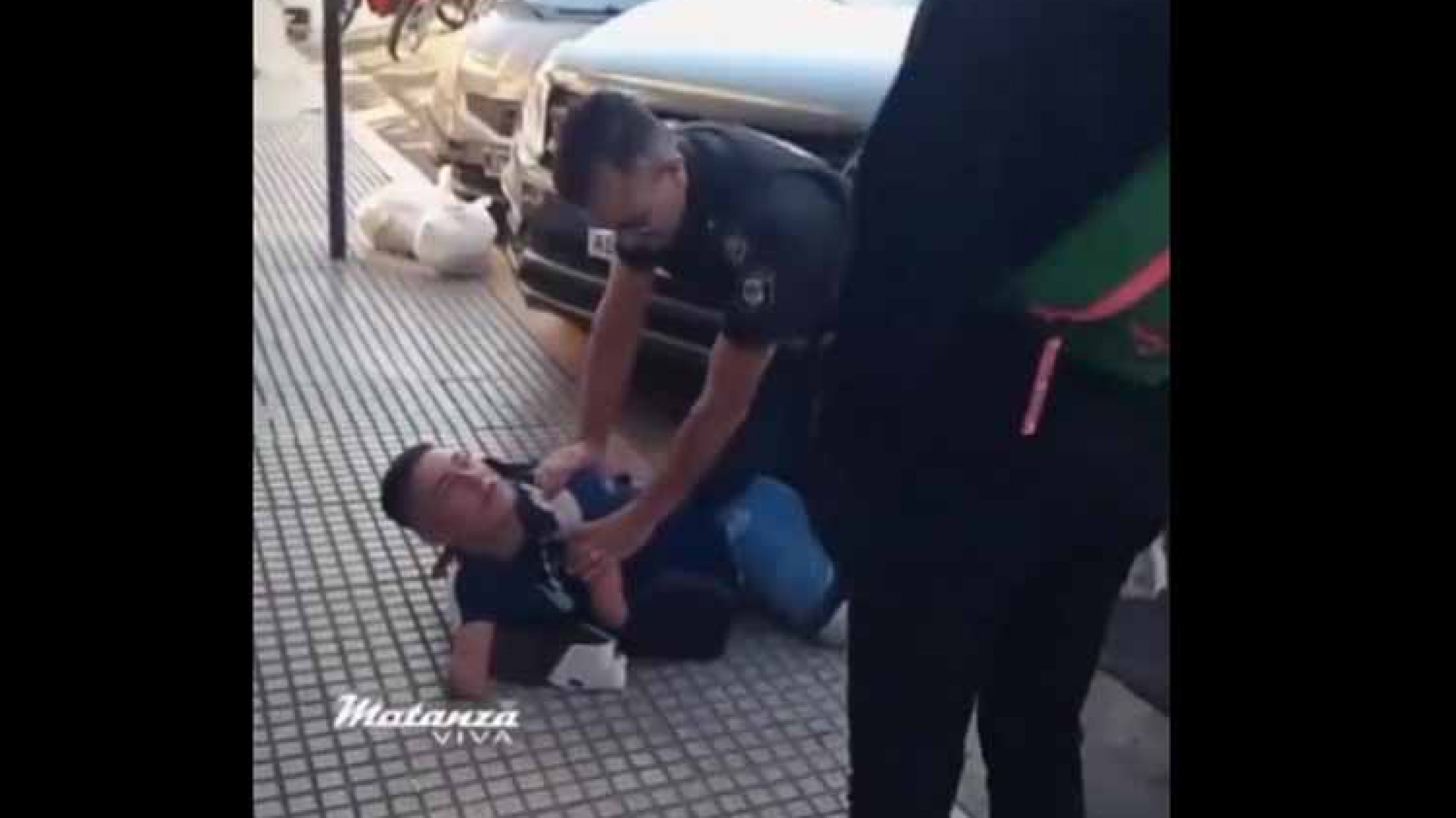 Un policía inmovilizó en el suelo a un vendedor ambulante con discapacidad