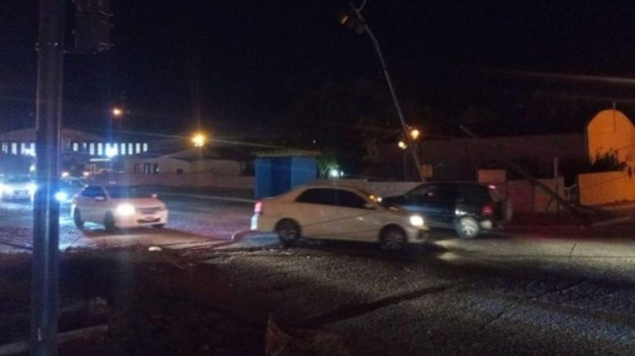 Un camión derribó el semáforo de la Fray Luis Beltrán