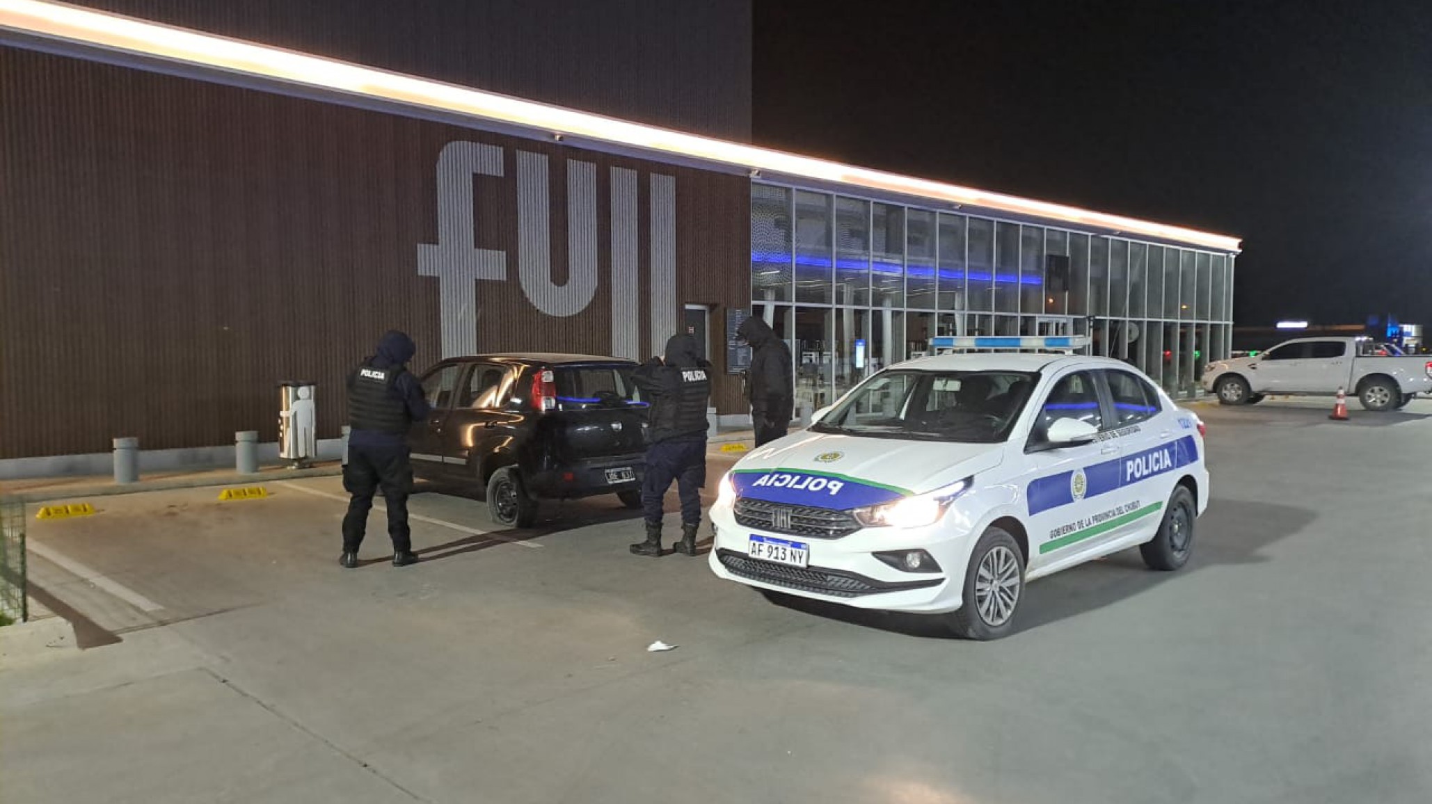 Sospecharon de un vehículo estacionado solo en una estación de servicio y tenía pedido de secuestro