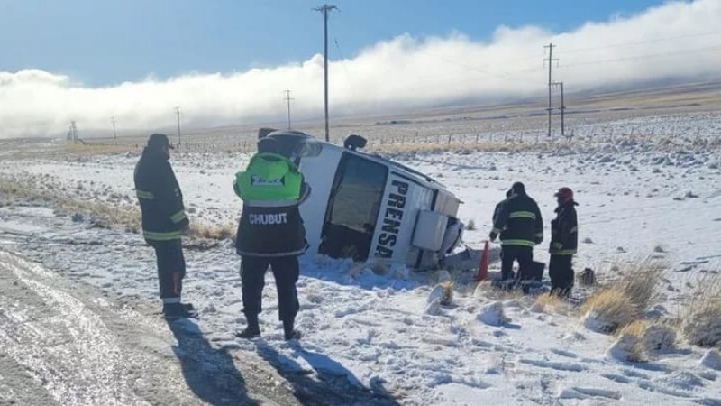 Volcó un móvil de Canal 7 en Ruta 40 con destino a Comodoro