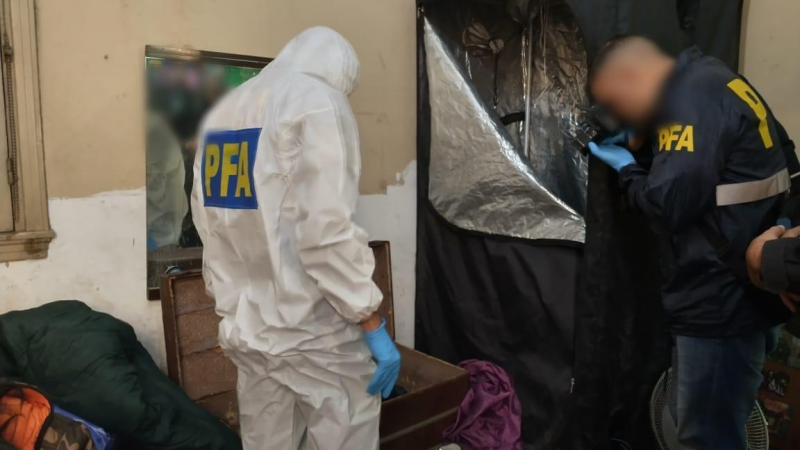 Hallaron a una mujer en estado de putrefacción y detuvieron a su ayudante terapéutica