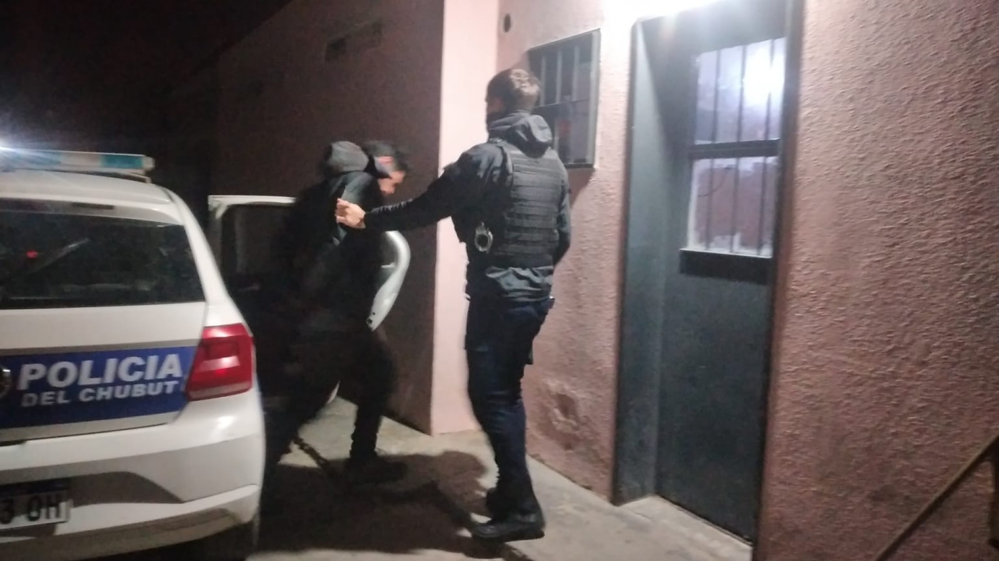 Ladrón ingresó a una casa para robar, pero el dueño le arrojó un caloventor y logró retenerlo