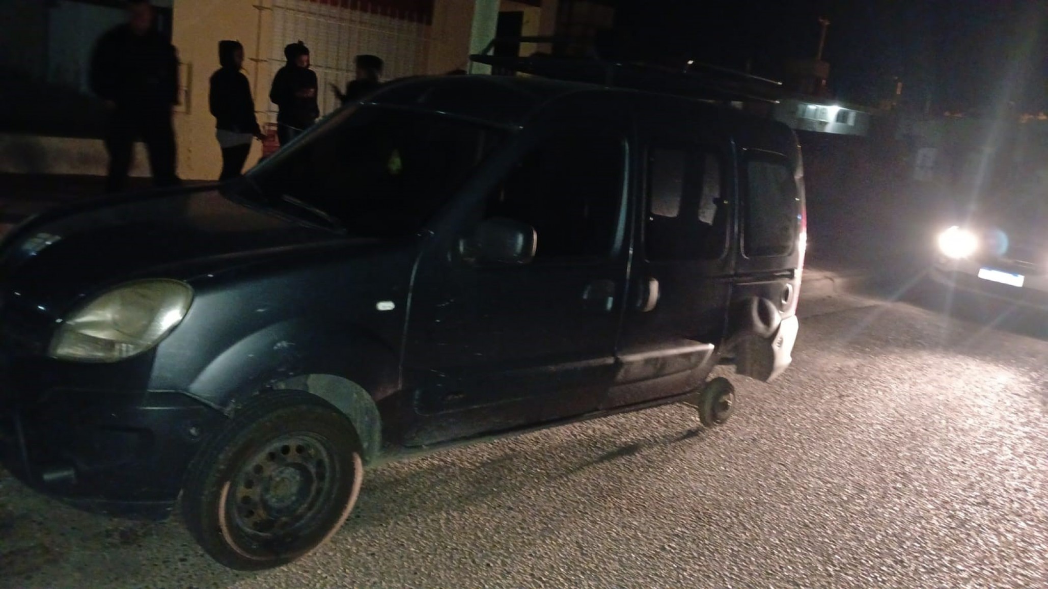 Dejó estacionada la camioneta en barrio Pueyrredón y le robaron las dos ruedas traseras