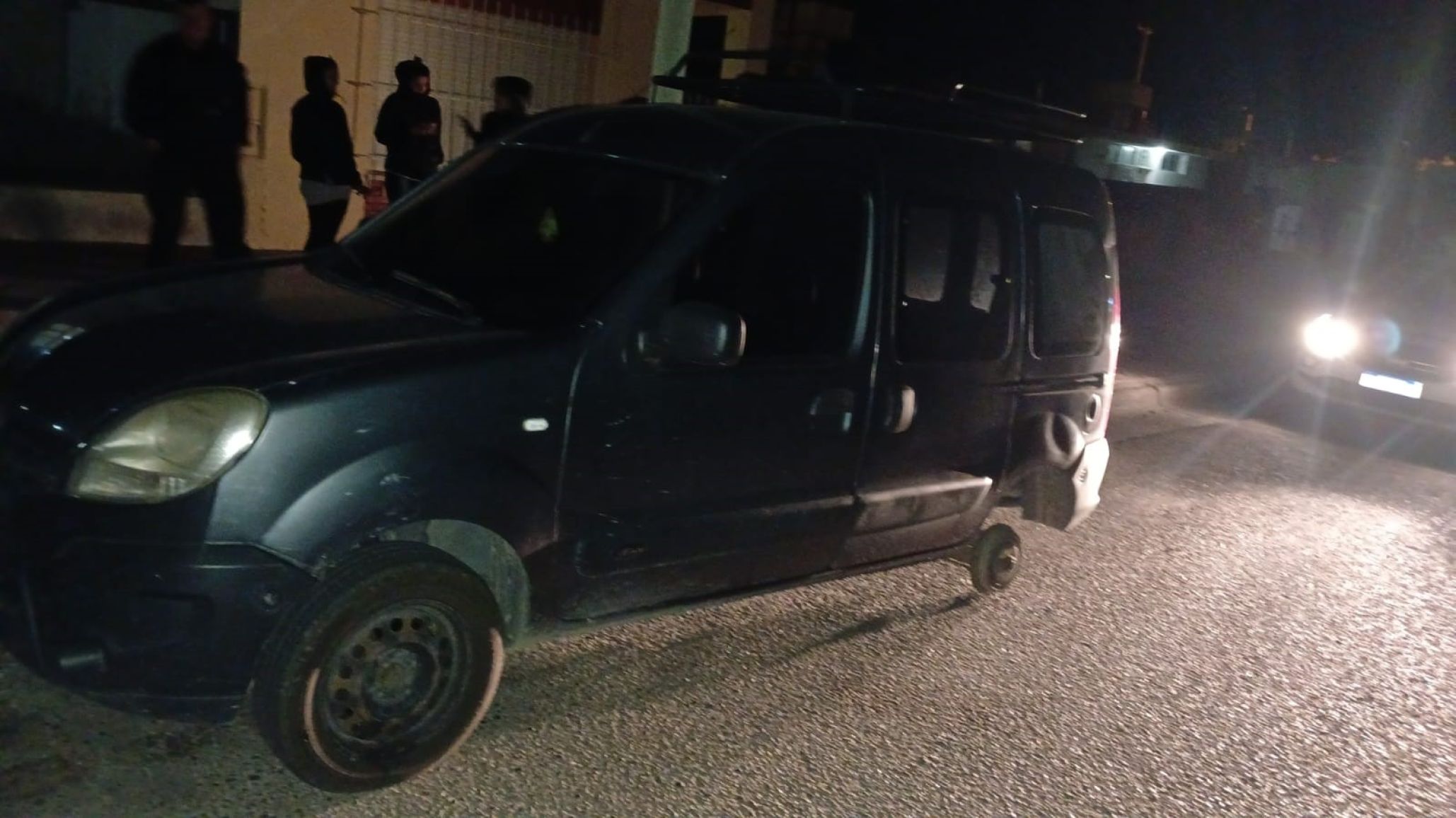 Dejó estacionada la camioneta en barrio Pueyrredón y le robaron las dos ruedas traseras