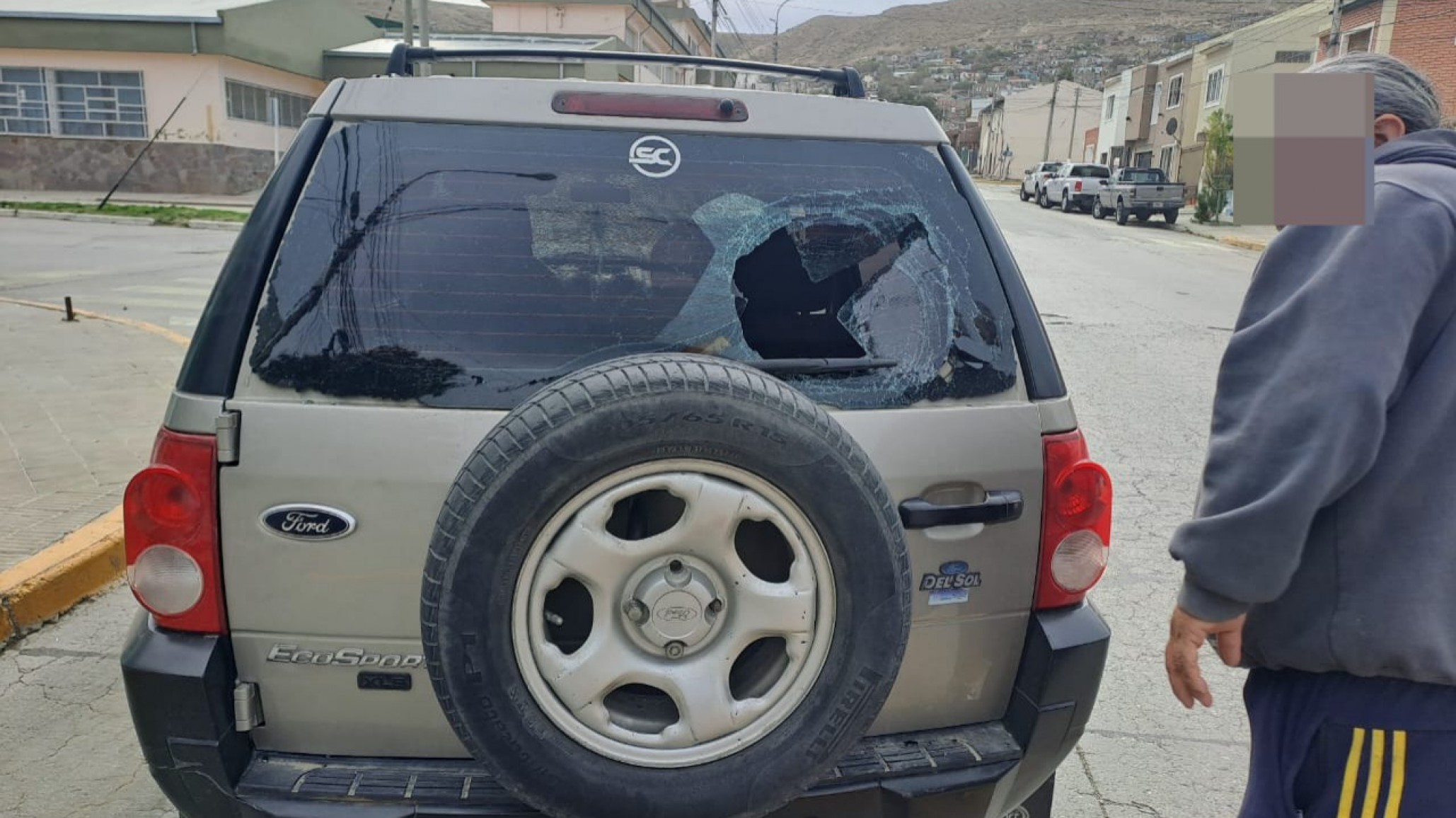 Rompió la luneta de un auto y terminó en la comisaria