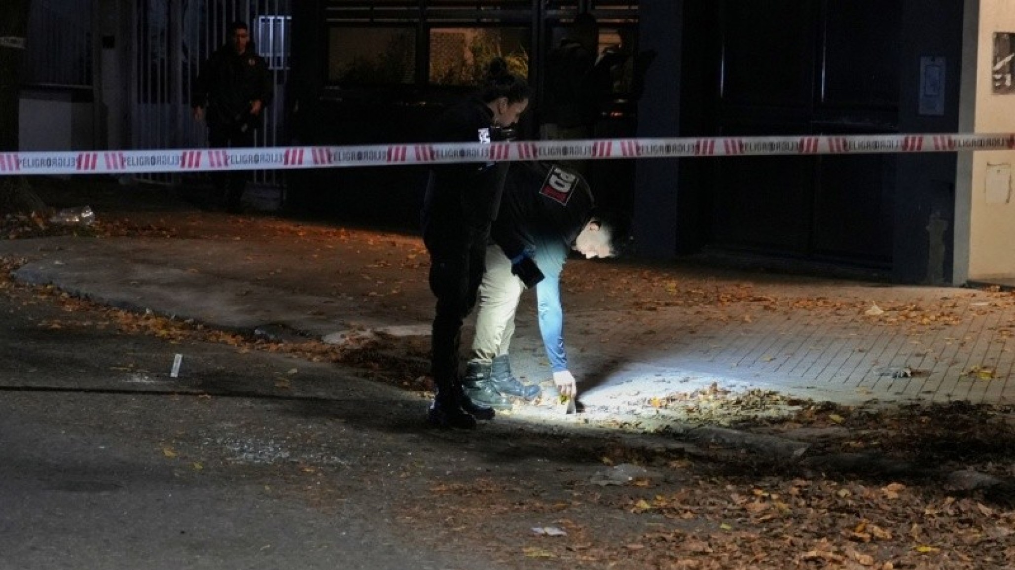 Ataque armado: balearon desde una moto a tres personas que iban en un taxi