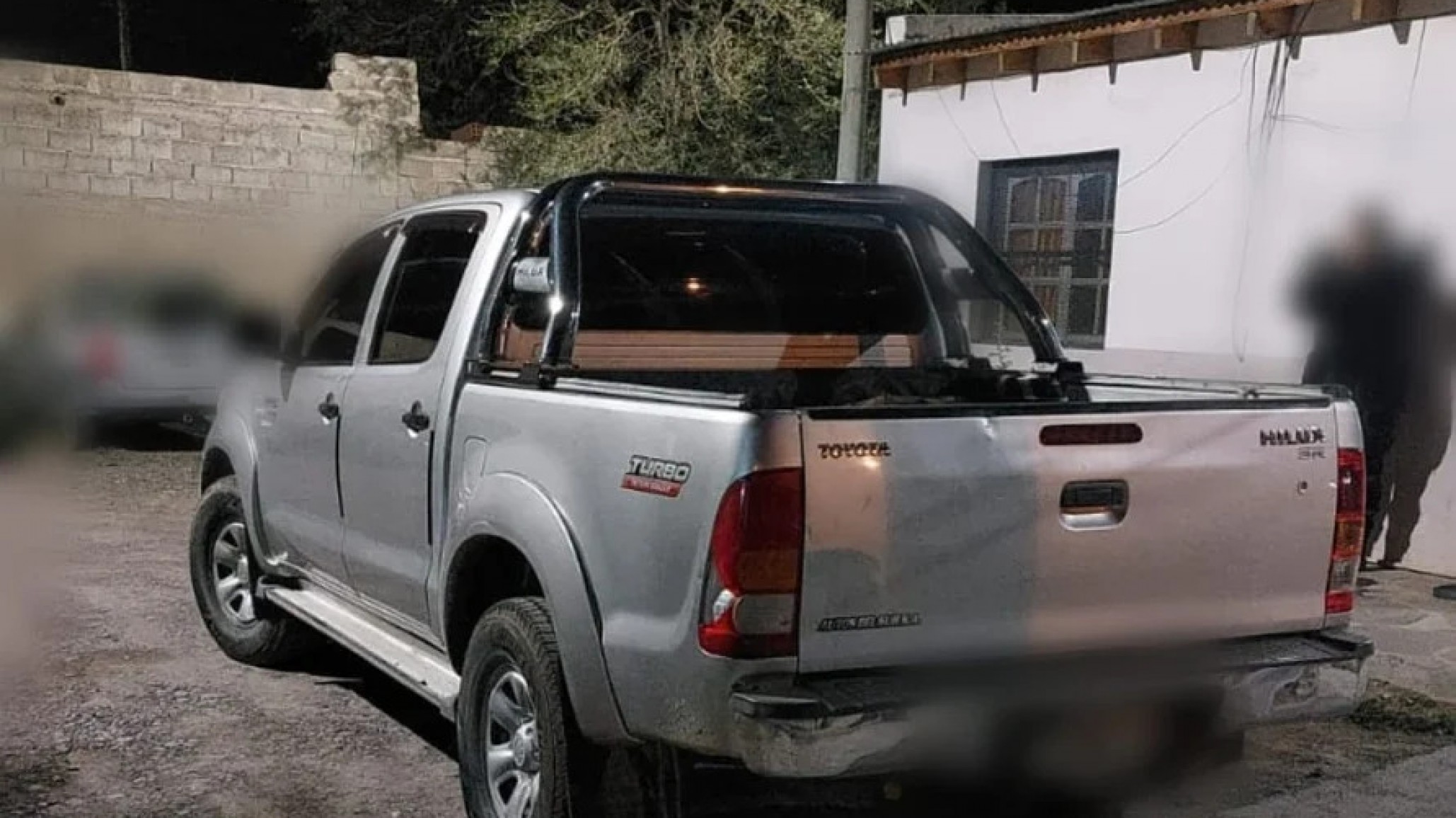 Conducía ebrio y disparando con un arma: intentó escapar y chocó contra un móvil policial