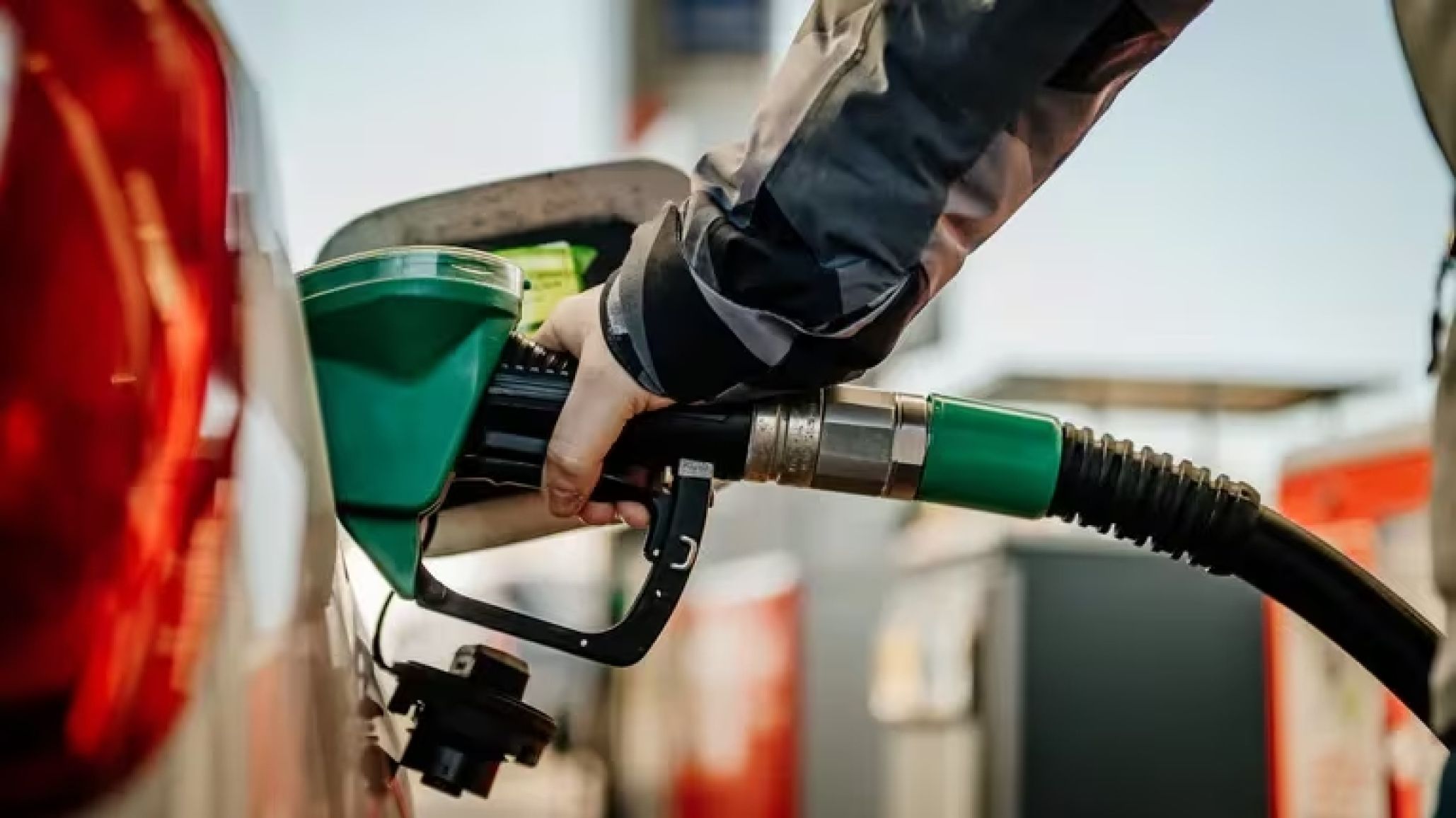 El Gobierno postergó los aumentos de combustibles, luz y gas previstos para mayo