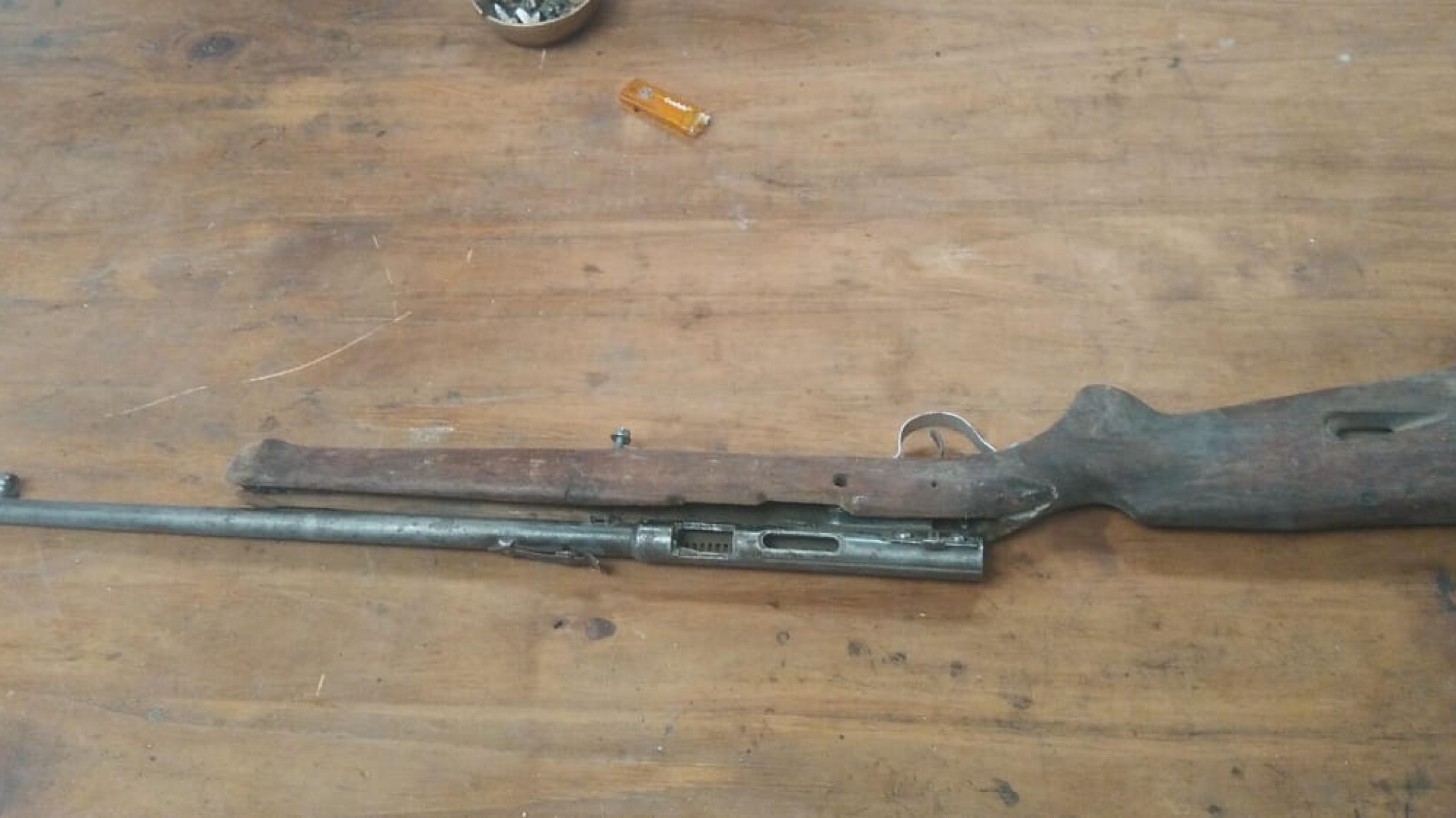 Su vecino amenazó a sus hijos de 16 y 17 años con un arma: lo allanaron y secuestraron una carabina calibre .22