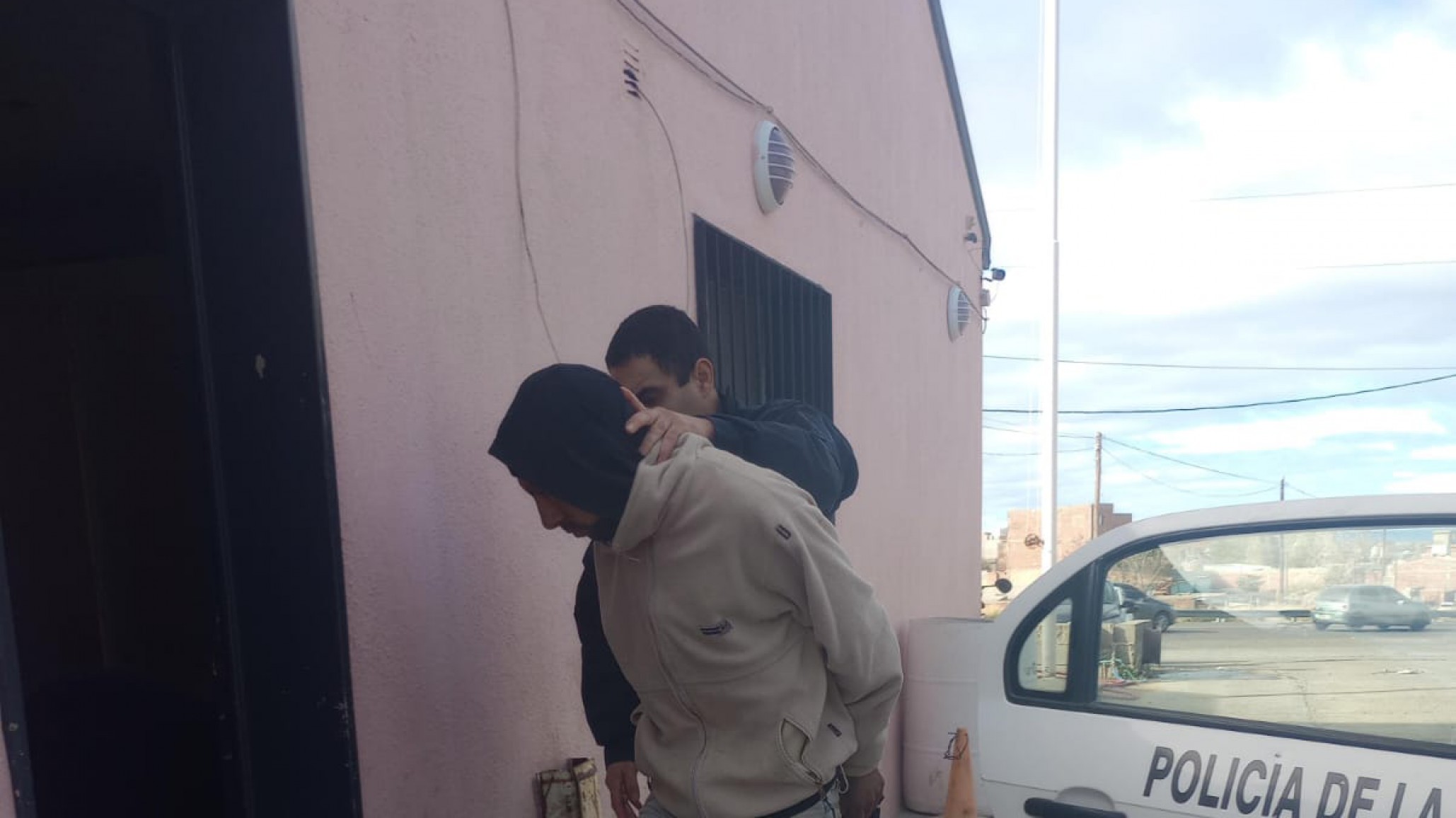 Intentaron abrir una camioneta estacionada y terminaron en la comisaria