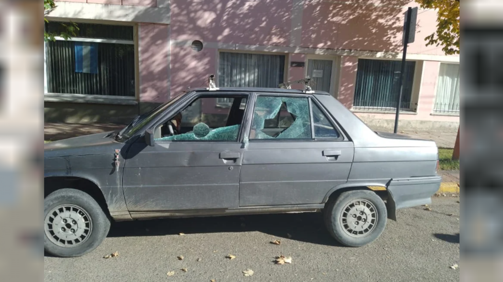 Un hombre pidió ayuda a los gritos: su pareja lo agredió y destrozó los vidrios de su auto en pleno centro