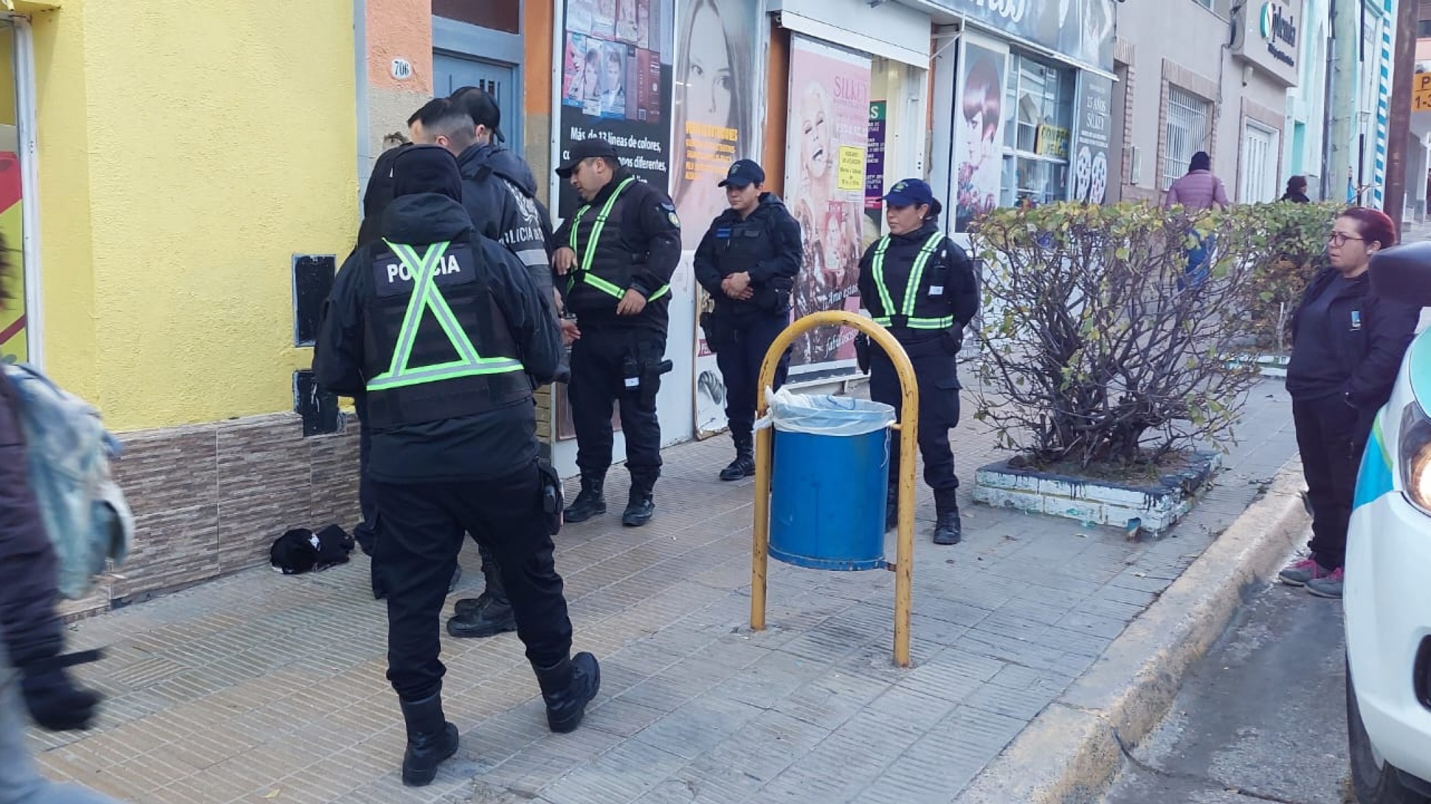 Tres hombres atacaron y robaron a un joven de 19 años: hay 1 detenido