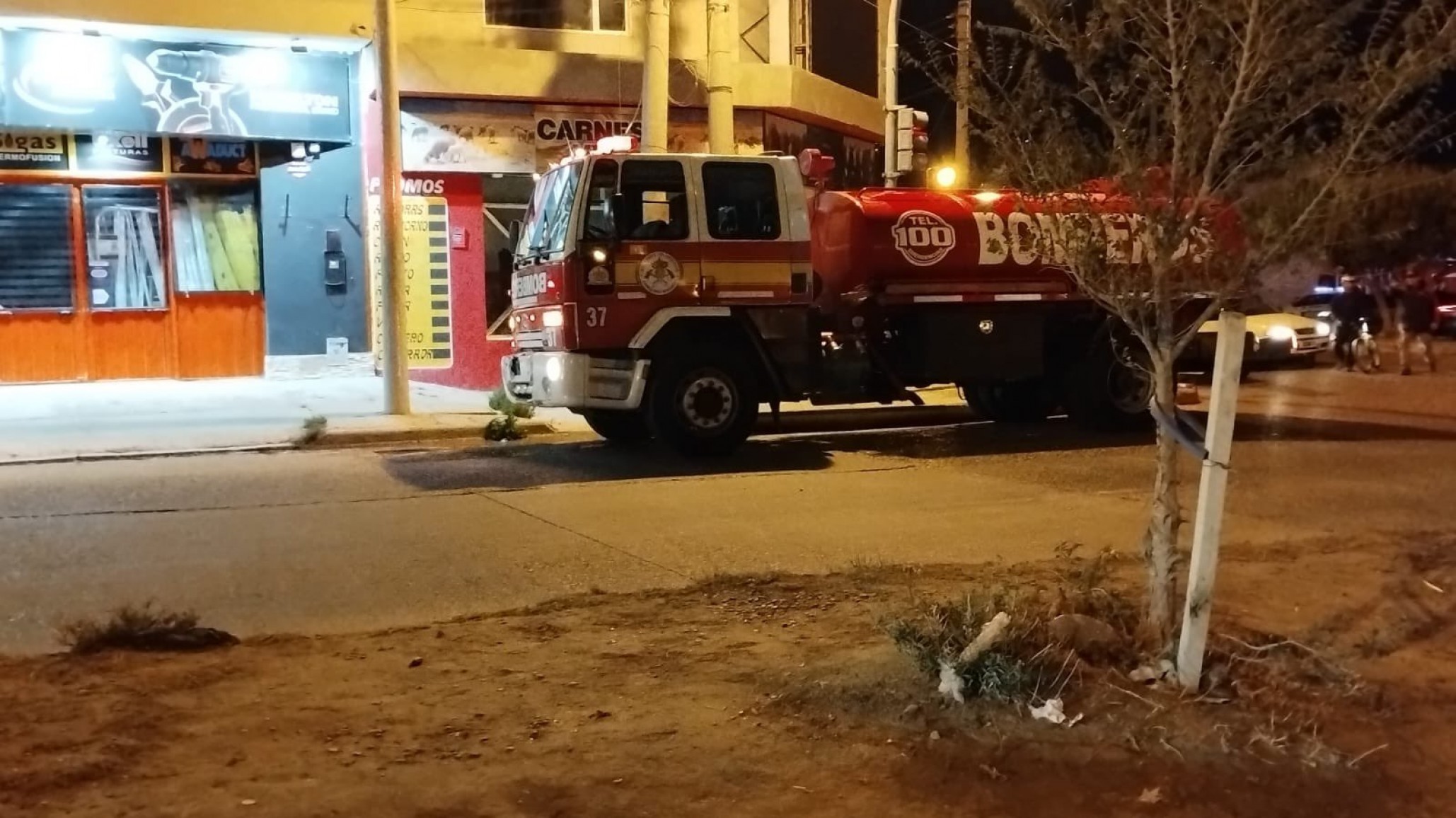 Autobomba chocó contra un auto, camino a un incendio y dos menores terminaron lesionados