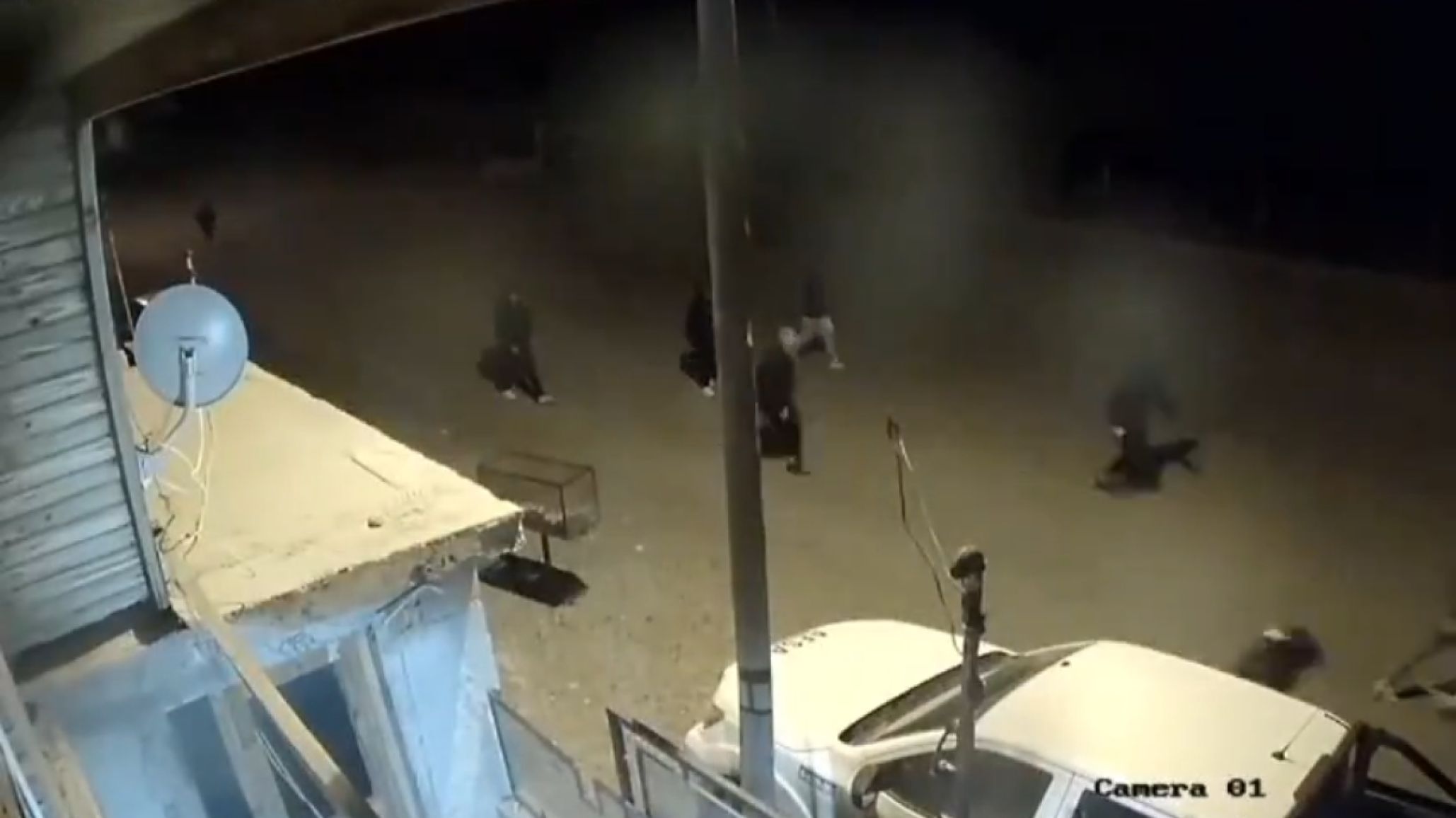 Jóvenes causaron destrozos en el barrio Malvinas: violentaron vehículos y escaparon
