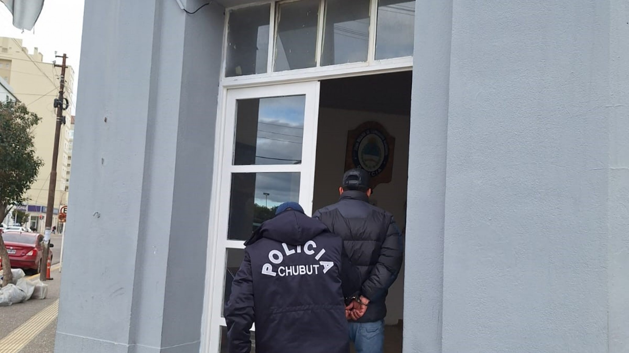 Detuvieron a un hombre que quiso robar una botella de alcohol de La Anónima