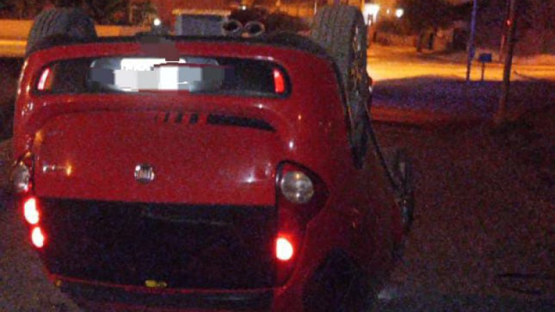 Perdió el control del auto y volcó