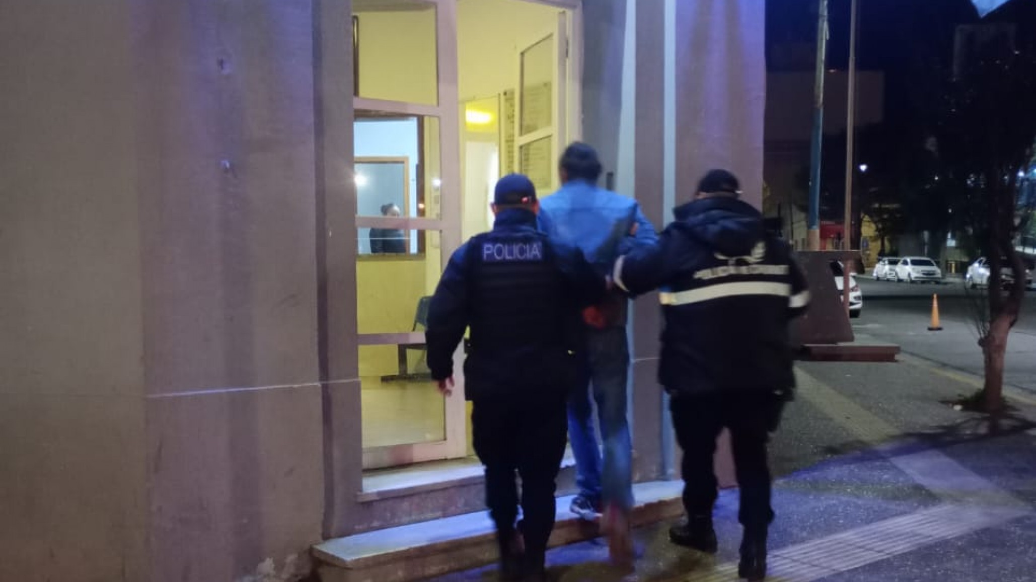 Hombre borracho fue detenido por causar disturbios en el cine