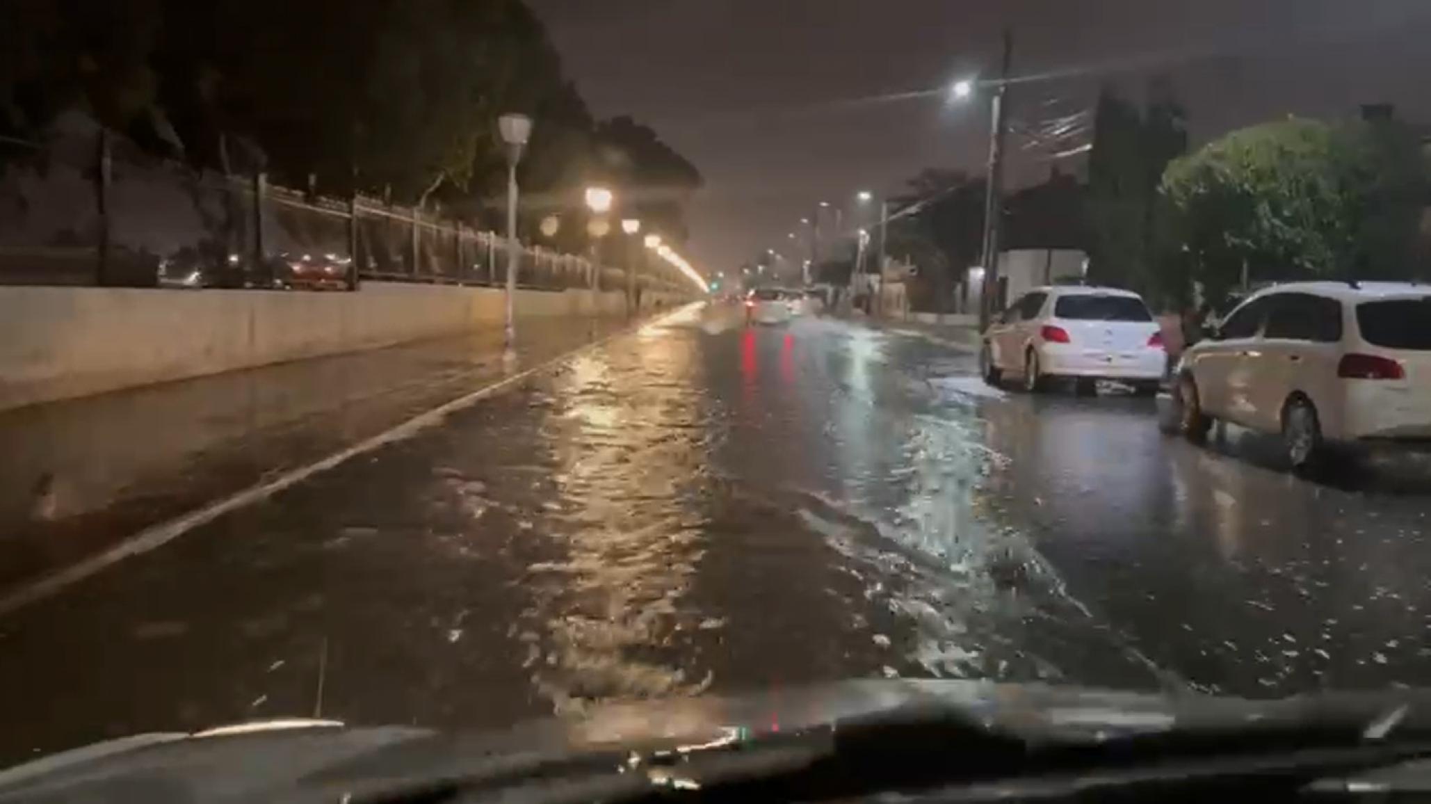 Lluvias en Comodoro: calles anegadas y llamado a la precaución