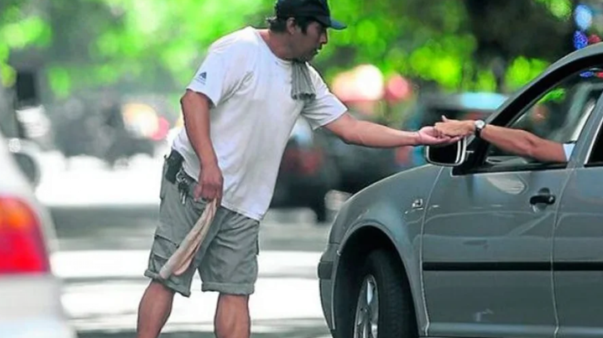 En una ciudad se prohíbe a los cuidacoches por pedido del Intendente ¿se repetirá en otros lugares?