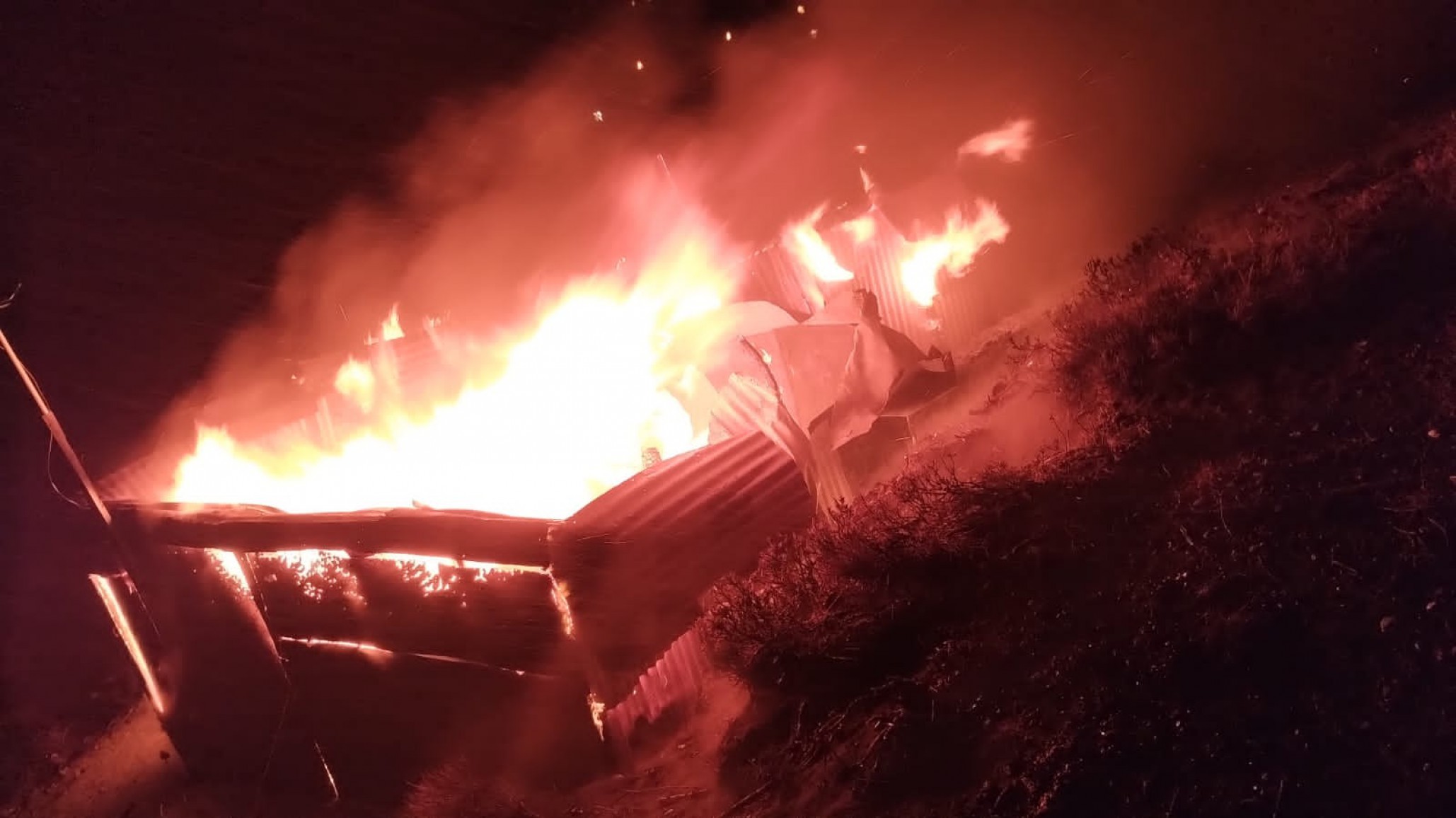Una casa terminó destruida tras un incendio