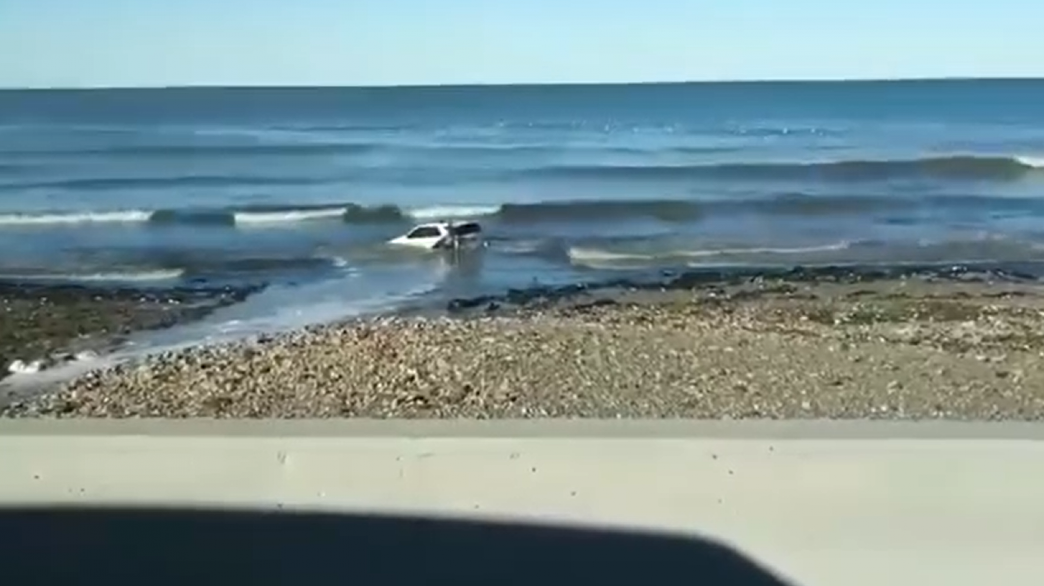 Fue a la playa y su auto quedó atrapado por la marea: "Ahí lo tenés al..":
