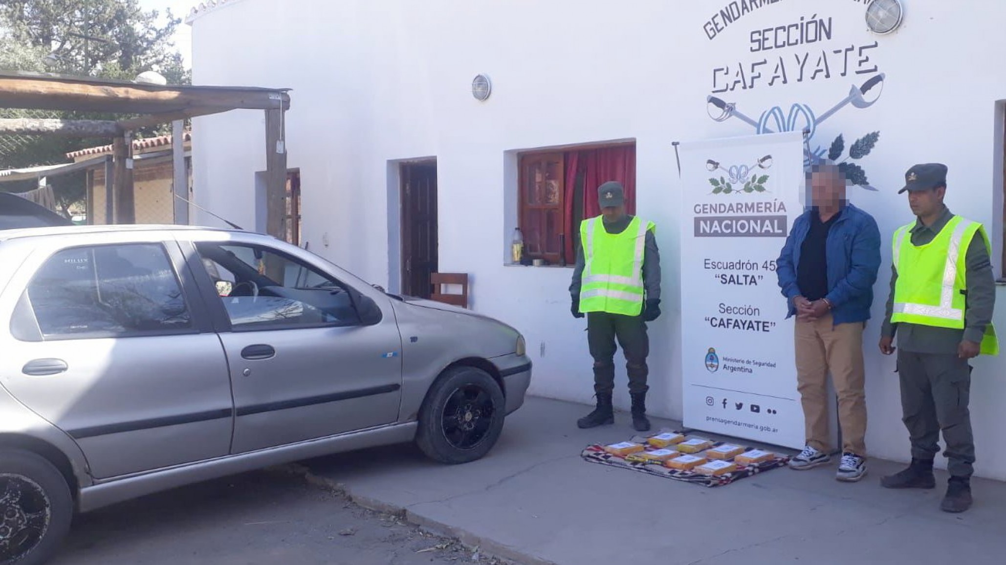 Conducía con 8 kilos de cocaína escondidos en el torpedo del auto