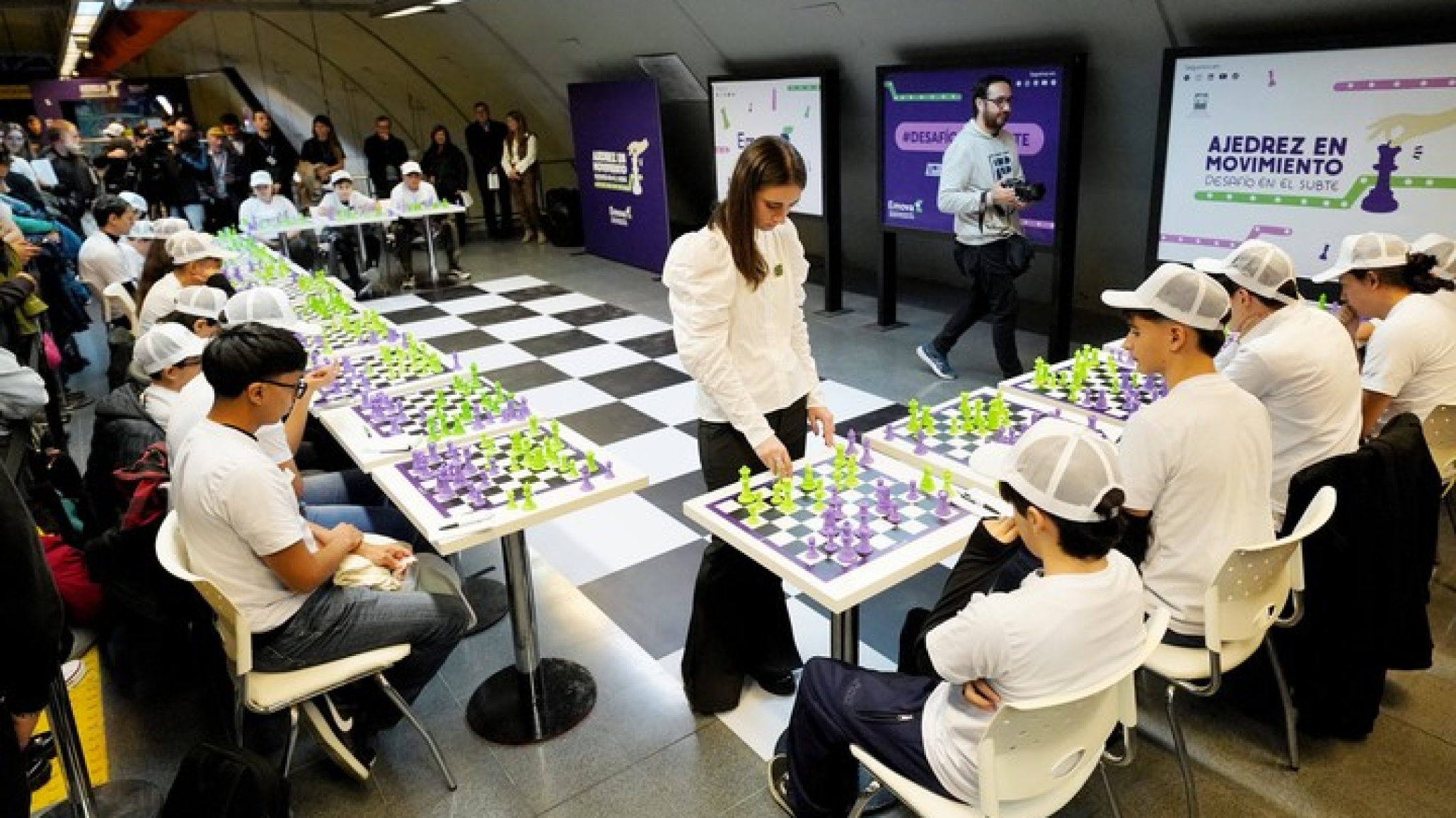 Candela Francisco, campeona mundial de ajedrez, desaf韆 a 38 jugadores en simult醤eo en el subte