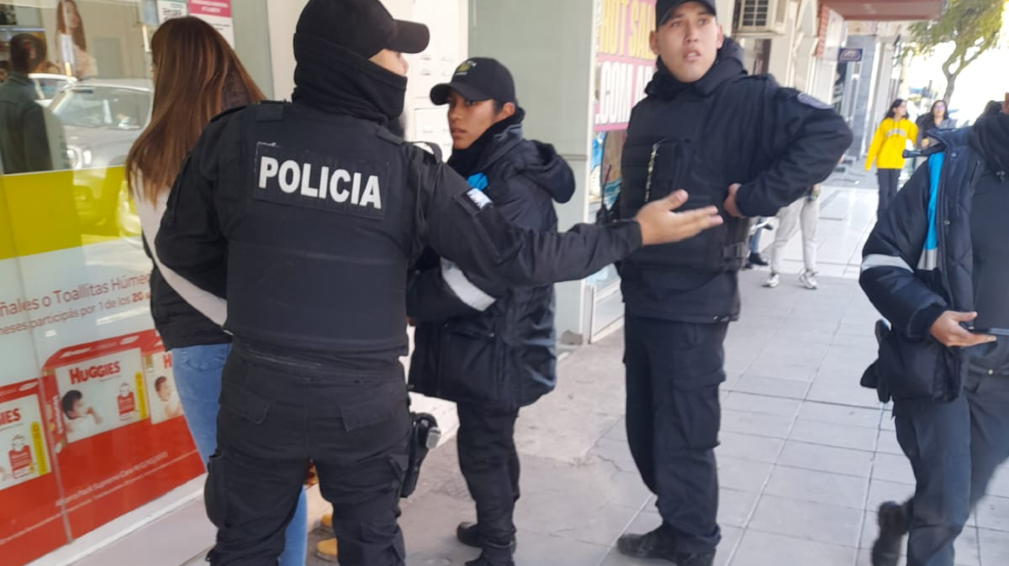 Dos mujeres quisieron robar dos camperas Lacoste con un valor de casi medio millón de pesos