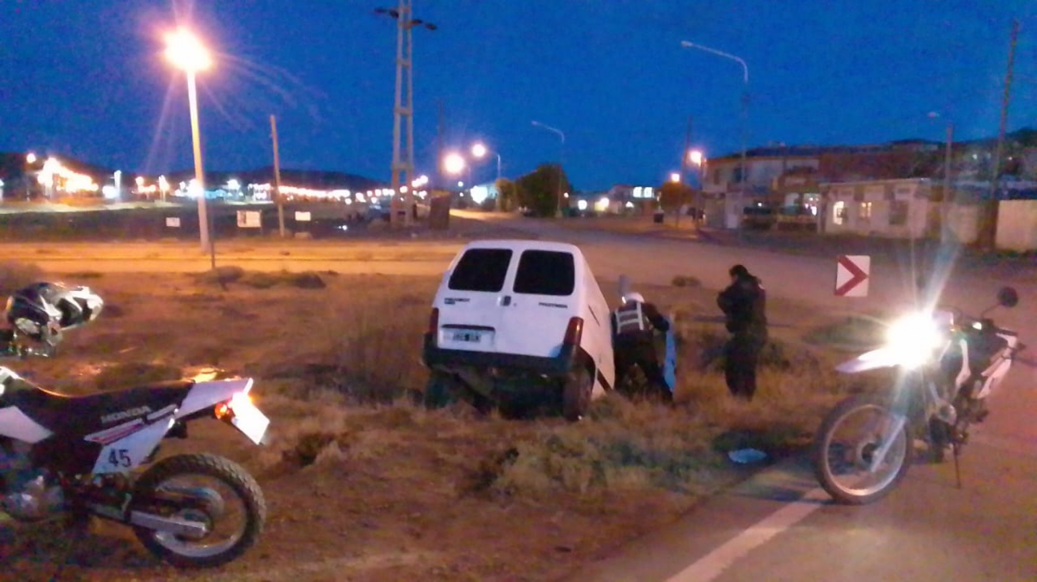 Un vehículo cayó en el canal evacuador cerca de la escuela de Ciudadela