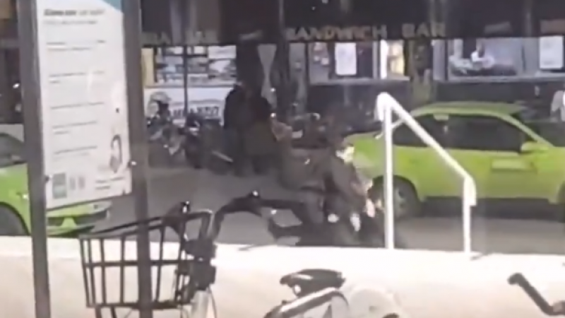 Insólito: tres policías "a las piñas" en la Terminal de Santa Fe