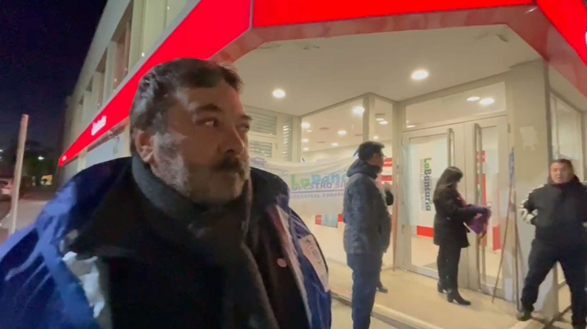 No habrá atención al públicó en sucursales de Santander por despido de una empleada