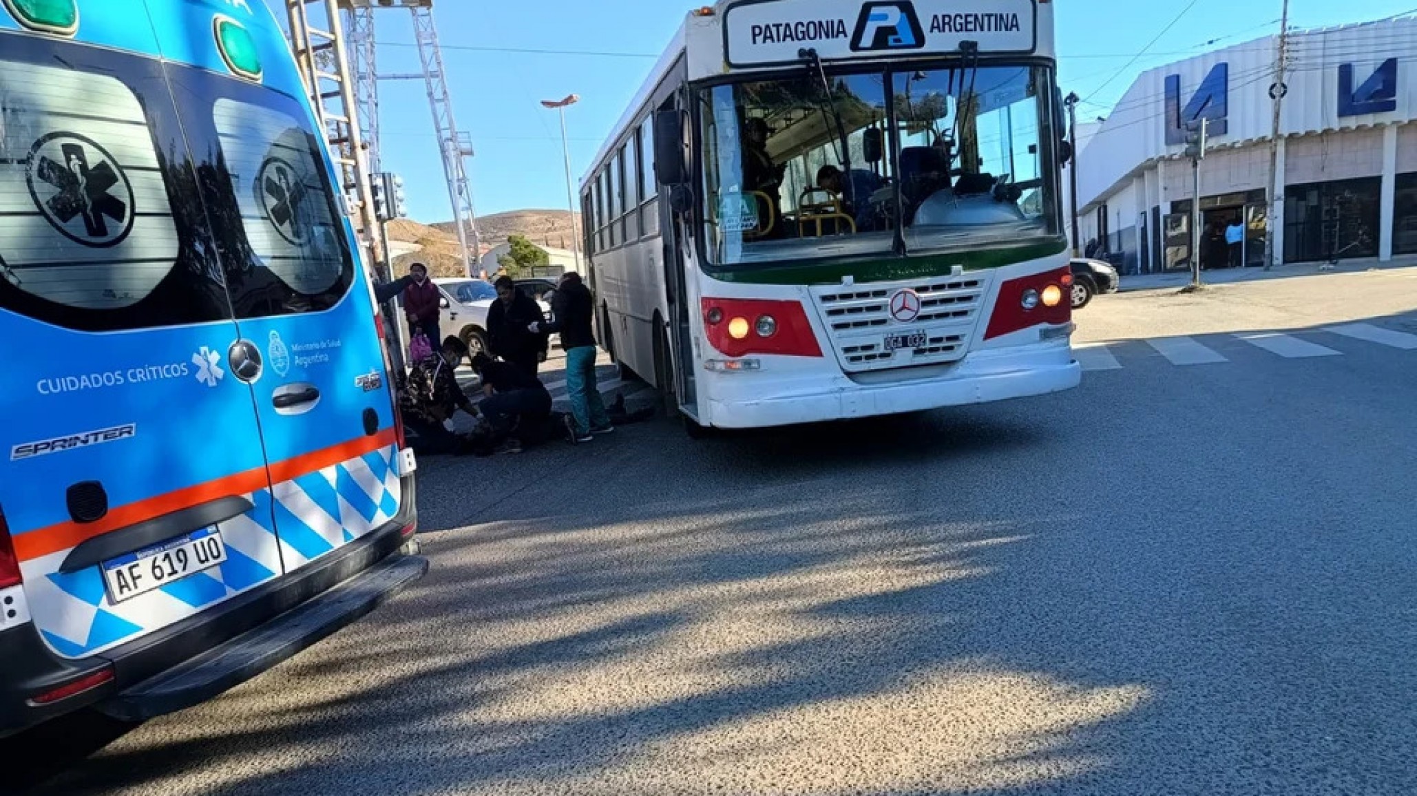 Un colectivo atropelló a un hombre: continúa internado con "politraumatismos"