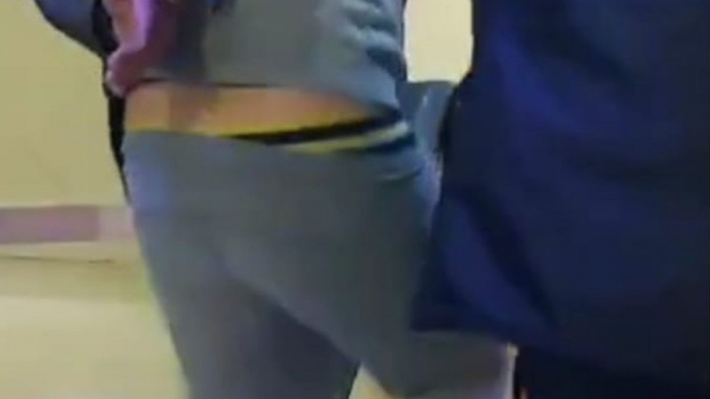 Ebrio orinó en plena vereda y caminó en zig zag por una calle en pleno centro