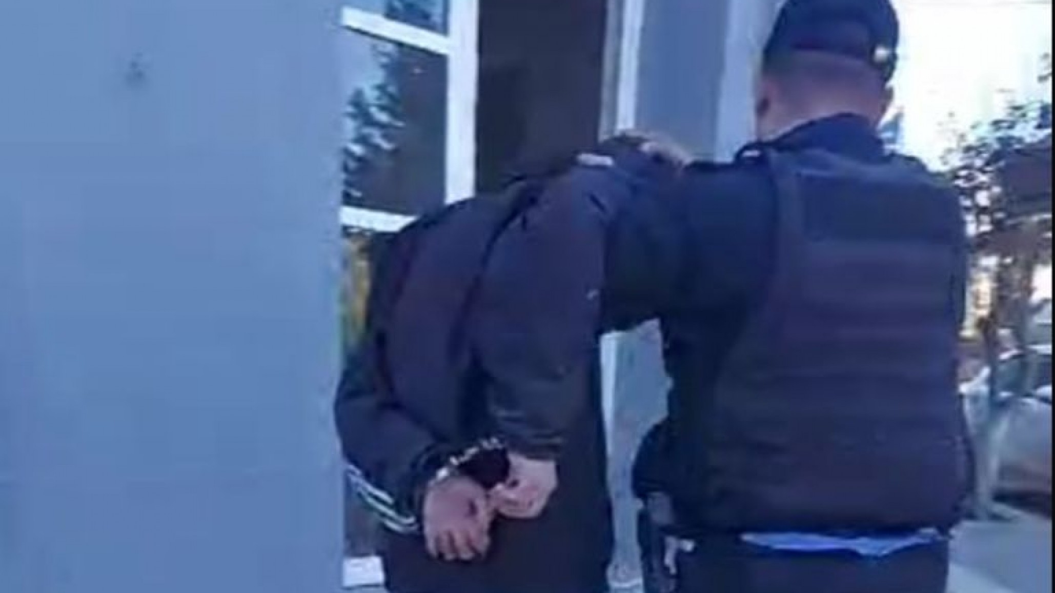 Lo sorprendieron robando dentro de un auto estacionado