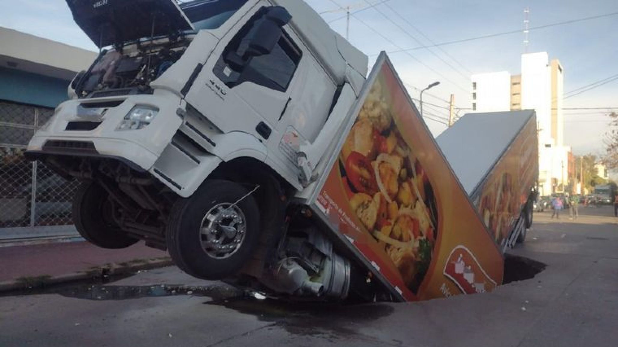 Un camión que transportaba productos avícolas cayó en un pozo que se abrió en el pavimento