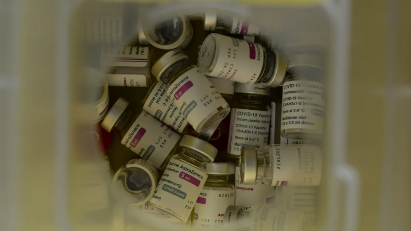 Demanda al Estado y a Astrazeneca por 90 millones de pesos tras sufrir efectos adversos de la vacuna contra COVID-19