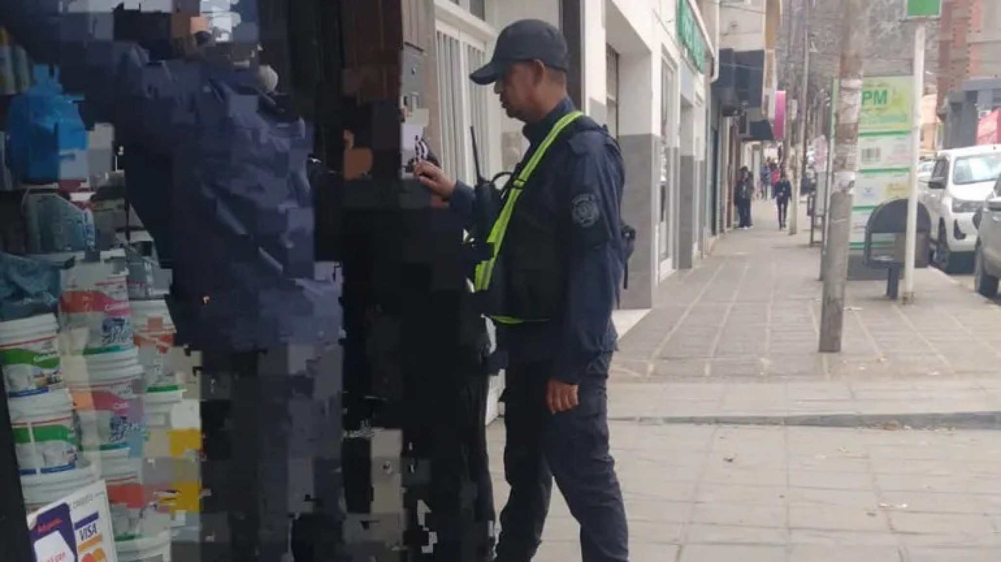 Los sorprendieron armando un cigarrillo de marihuana en plena calle