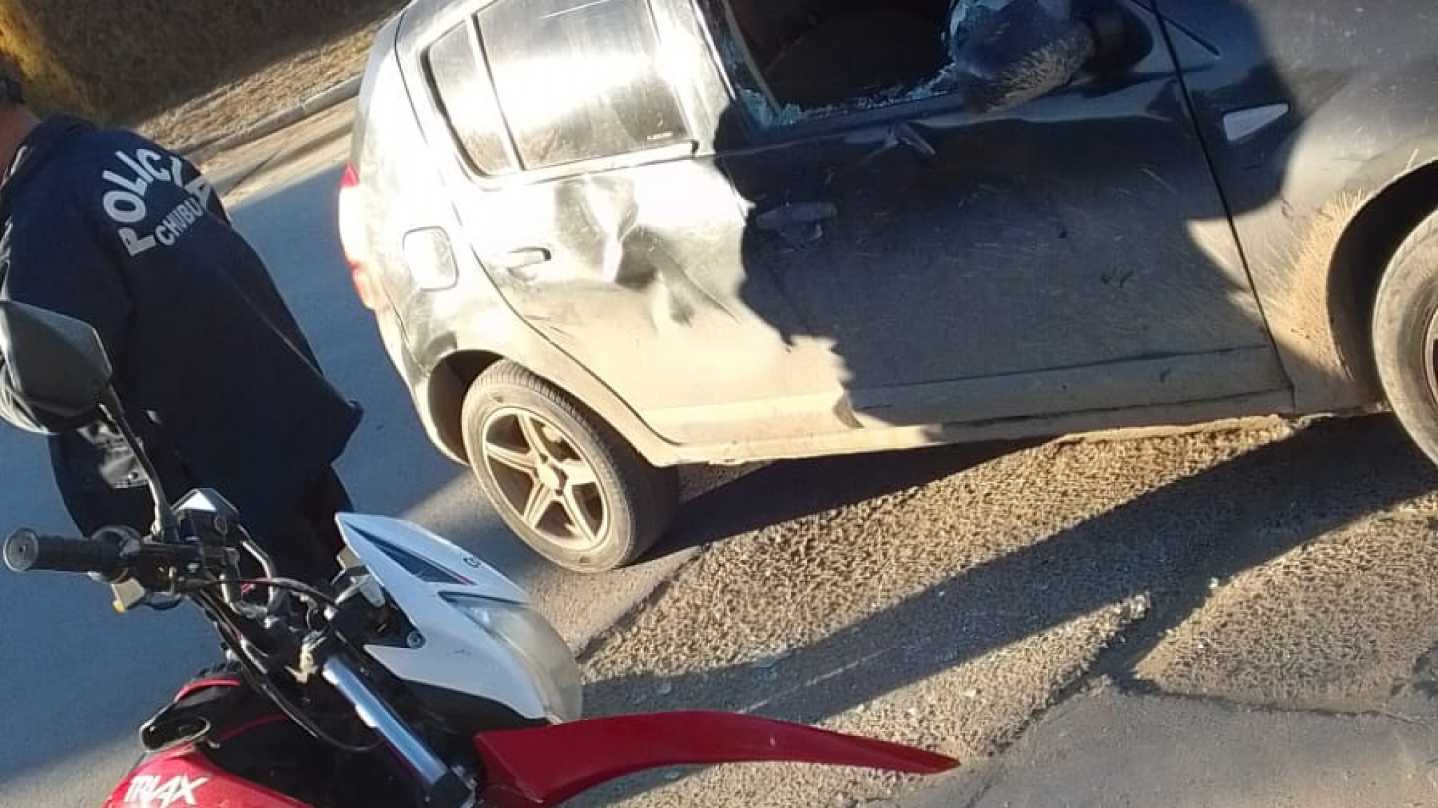 Motociclista chocó contra un auto y rompió un vidrio con su casco