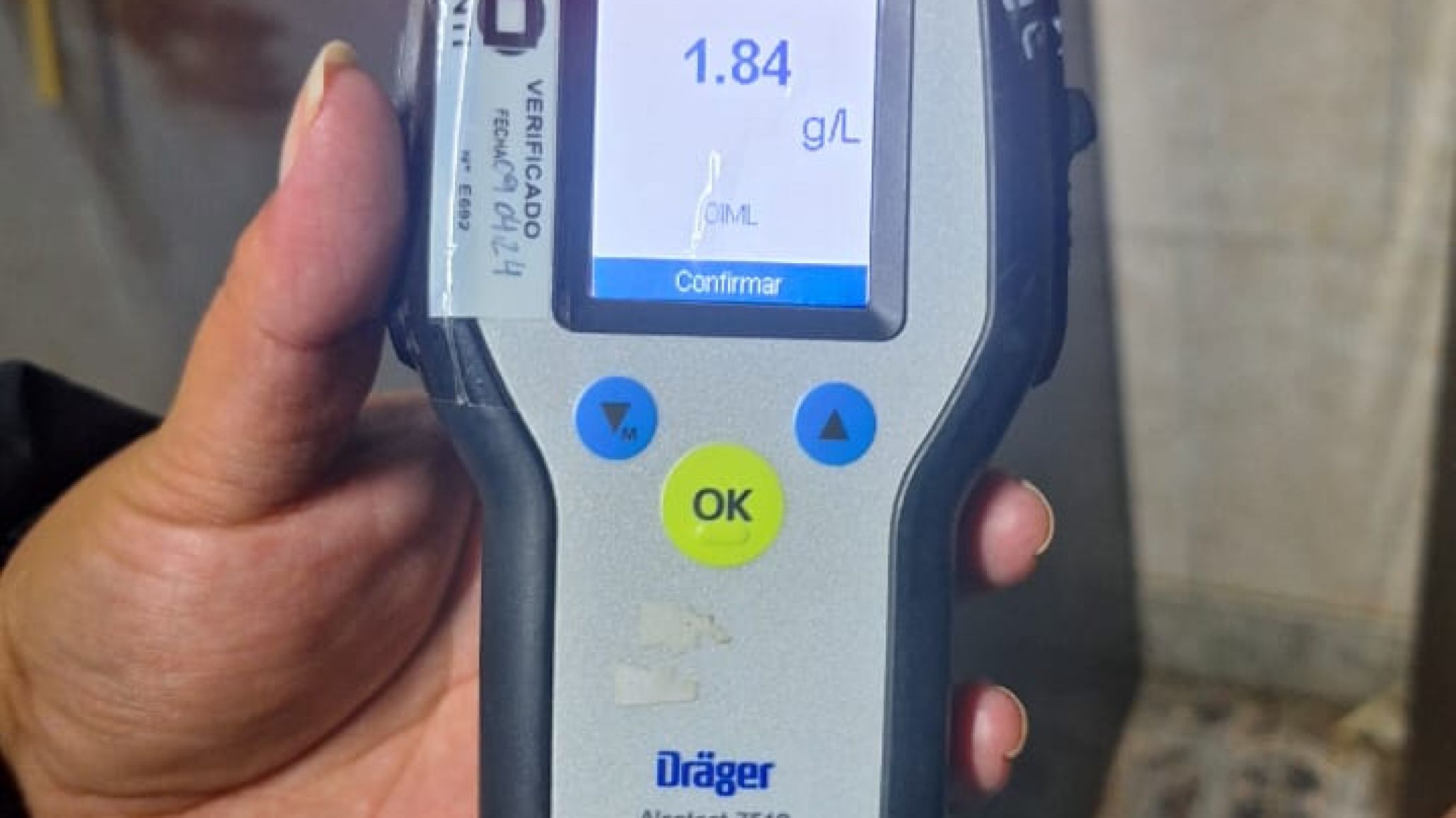 Un conductor con 1.86 g/l de alcohol en sangre estaba adormecido y acelerando el motor en plena calle