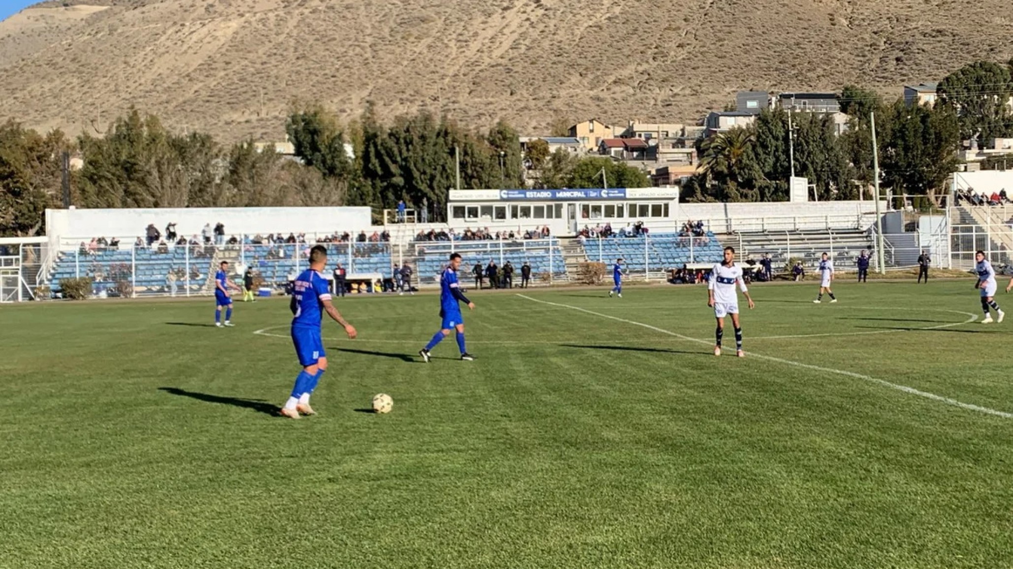 Jorge Newbery mantiene su liderazgo tras vencer a Diadema en el campeonato comodorense