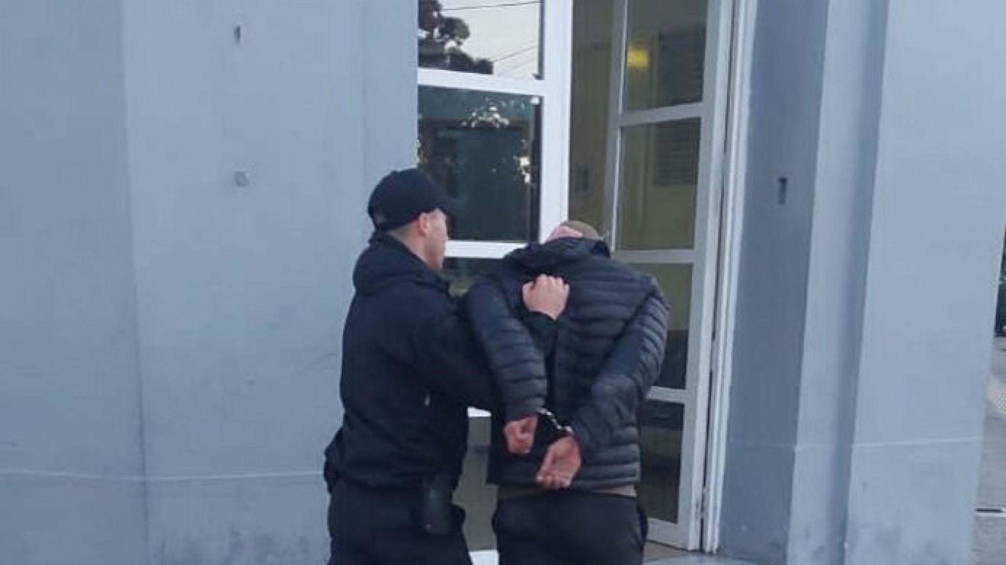 Dos hombres peleaban borrachos en la vía pública: detuvieron a uno de ellos