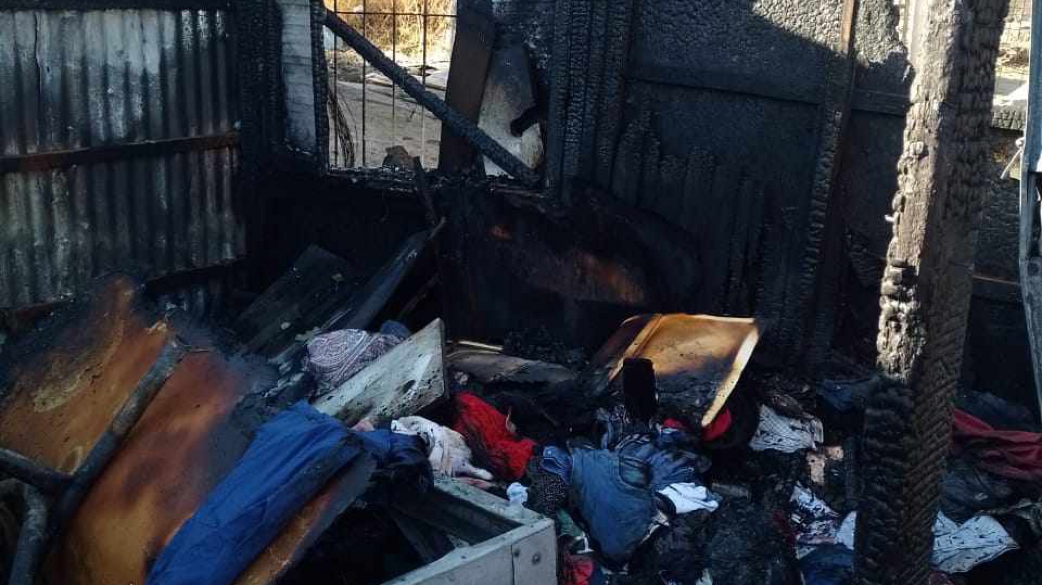 Un incendio dejó sin nada a una mamá con dos hijas que se salvaron de milagro