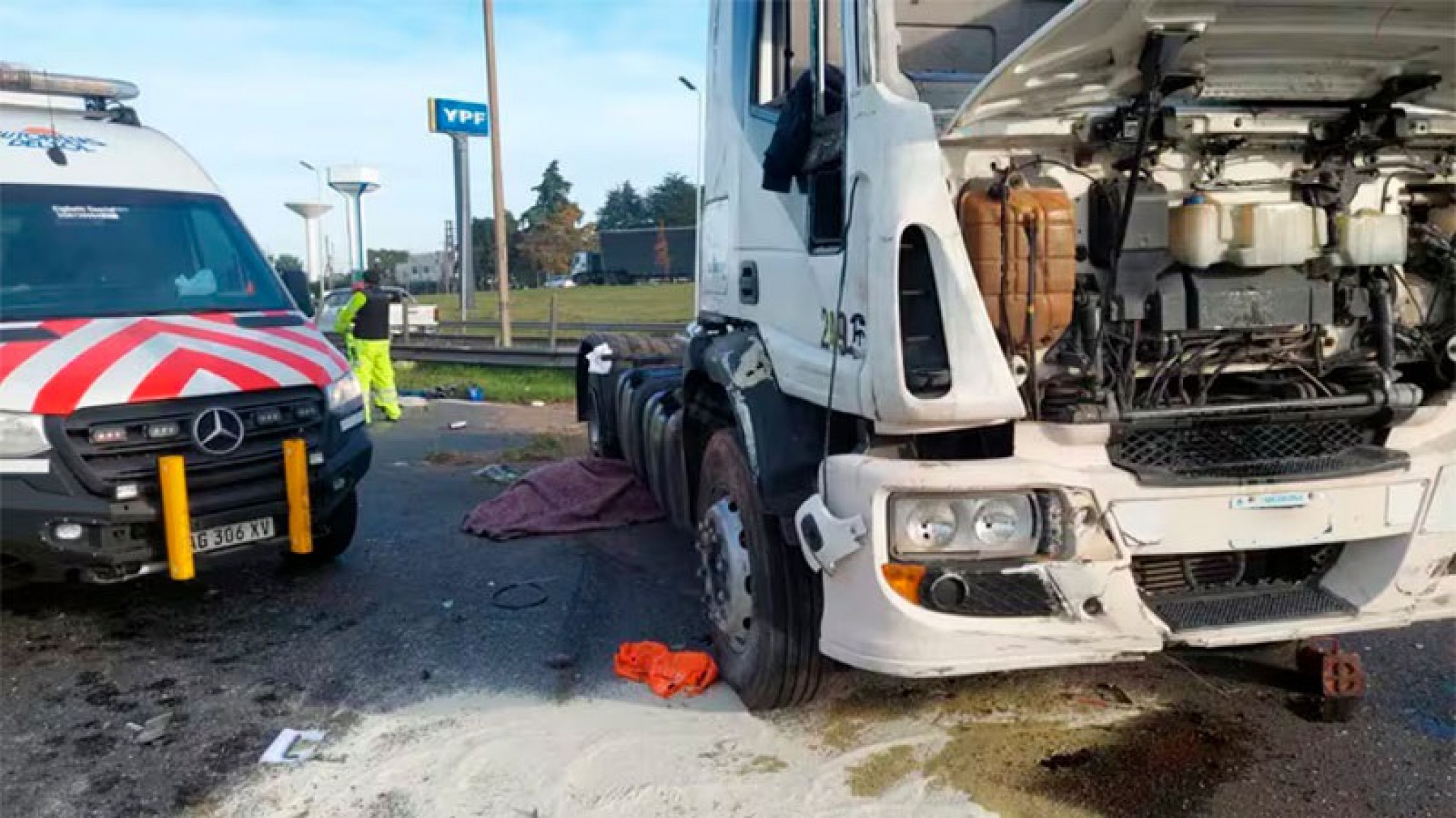 Volcó, salió despedido y fue atropellado por su propio camión