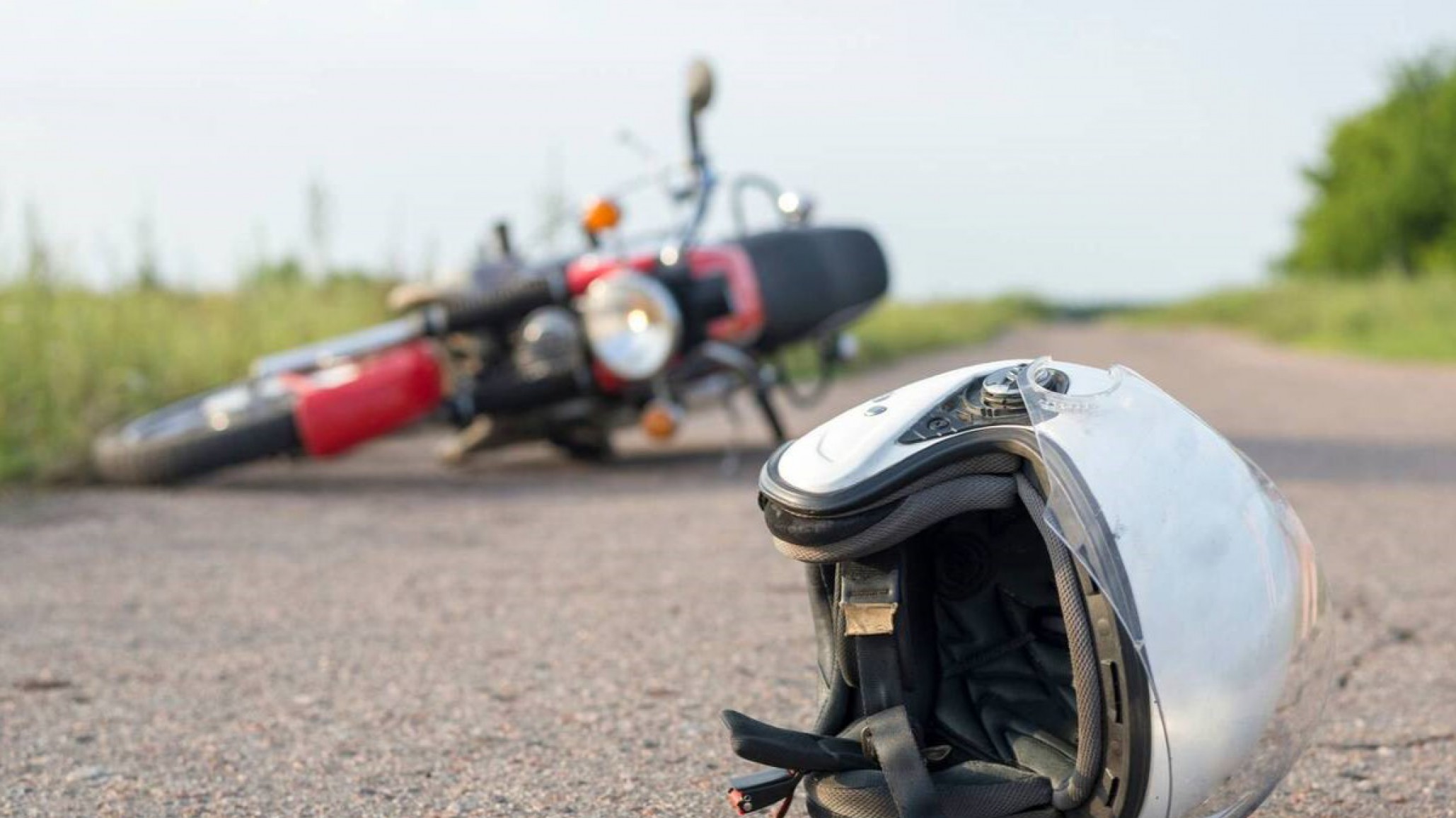 Un repartidor chocó con un perro y se cayó de la moto